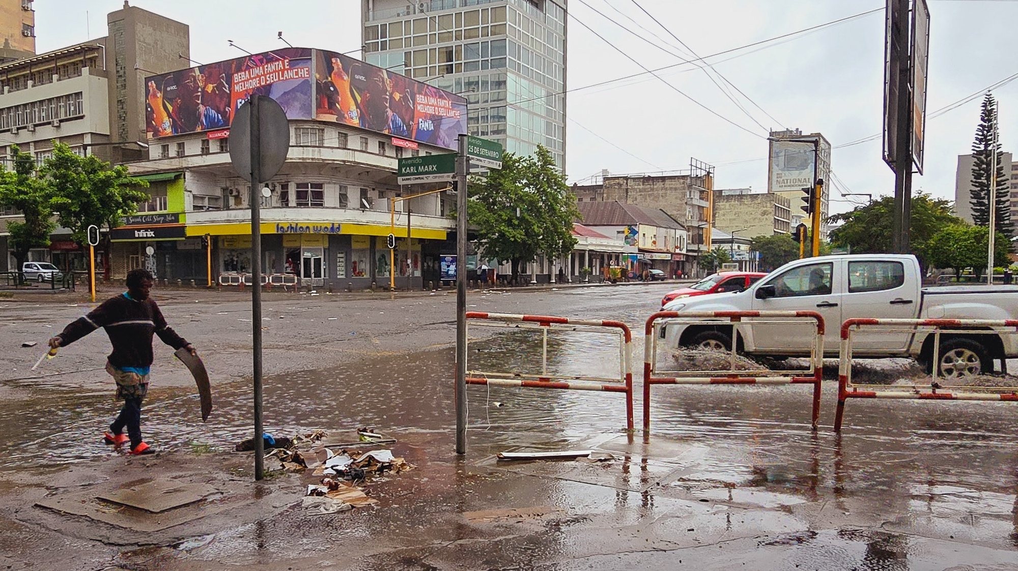A província de Maputo está, desde a madrugada deste domingo, sob chuva intensa, com a baixa da cidade capital e diversos bairros alagados, prevendo-se que o mau tempo continue até terça-feira, Maputo, Moçambique, 24 de março de 2024.  PAULO JULIÃO/LUSA