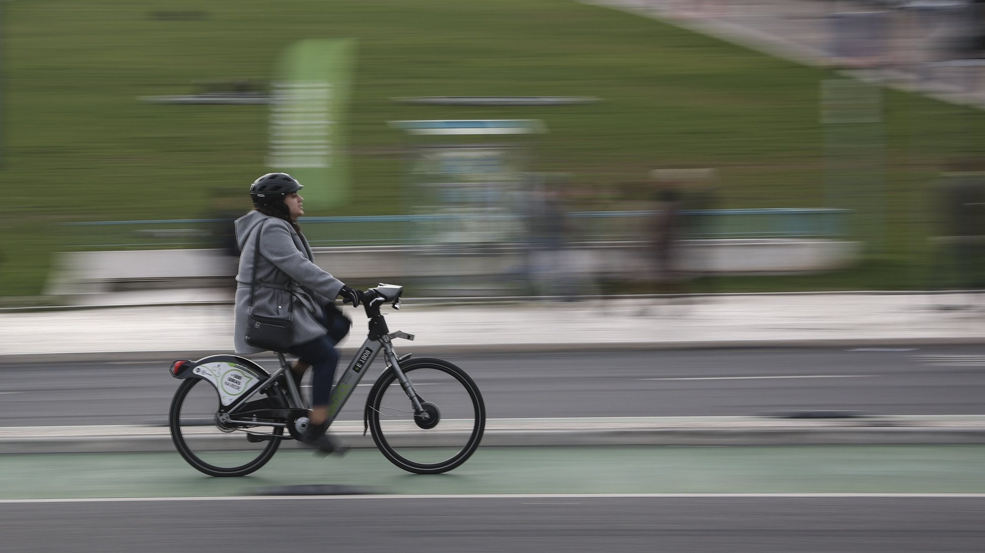 Uma ciclista em Lisboa, 6 de março de 2024. Turismo, bicicleta. CARLOS M. ALMEIDA/LUSA