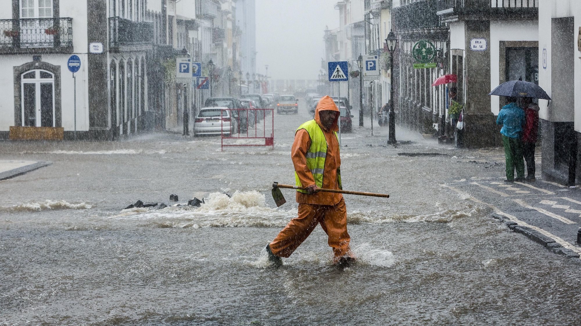 As chuvas fortes que cairam hoje alagaram as ruas de Angra do Heroismo, Ilha Terceira, Açores, 4 de setembro de 2015. Devido às chuvas fortes, a proteção civil registou &quot;64 ocorrências&quot; em Angra do Heroísmo, sobretudo situações de inundação de habitações. ANTÓNIO ARAÚJO/LUSA