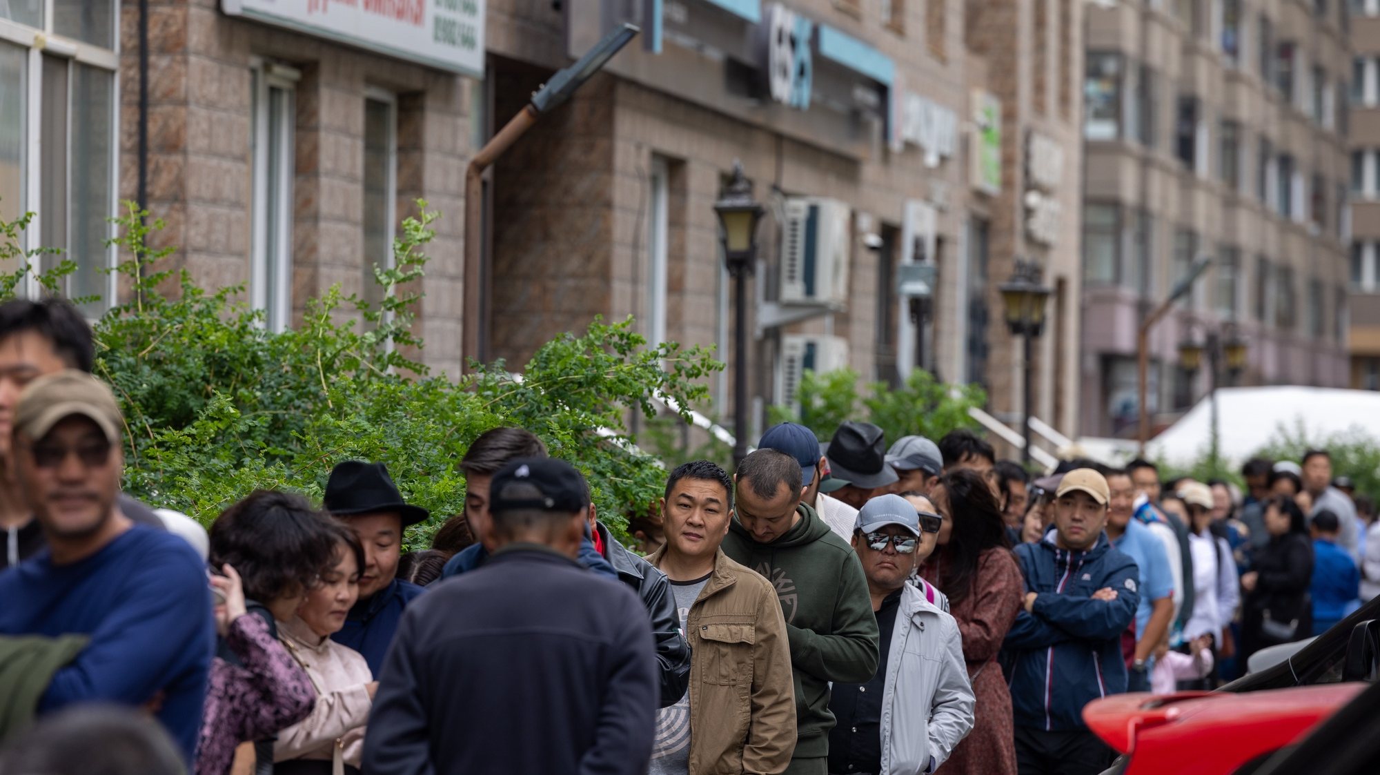 epa11442704 Voters queue to cast their ballots during the Mongolian parliamentary elections outside a polling station in Ulaanbaatar, Mongolia, 28 June 2024. Mongolians head to the polls to vote in the parliamentary elections held on 28 June.  EPA/BYAMBASUREN BYAMBA-OCHIR