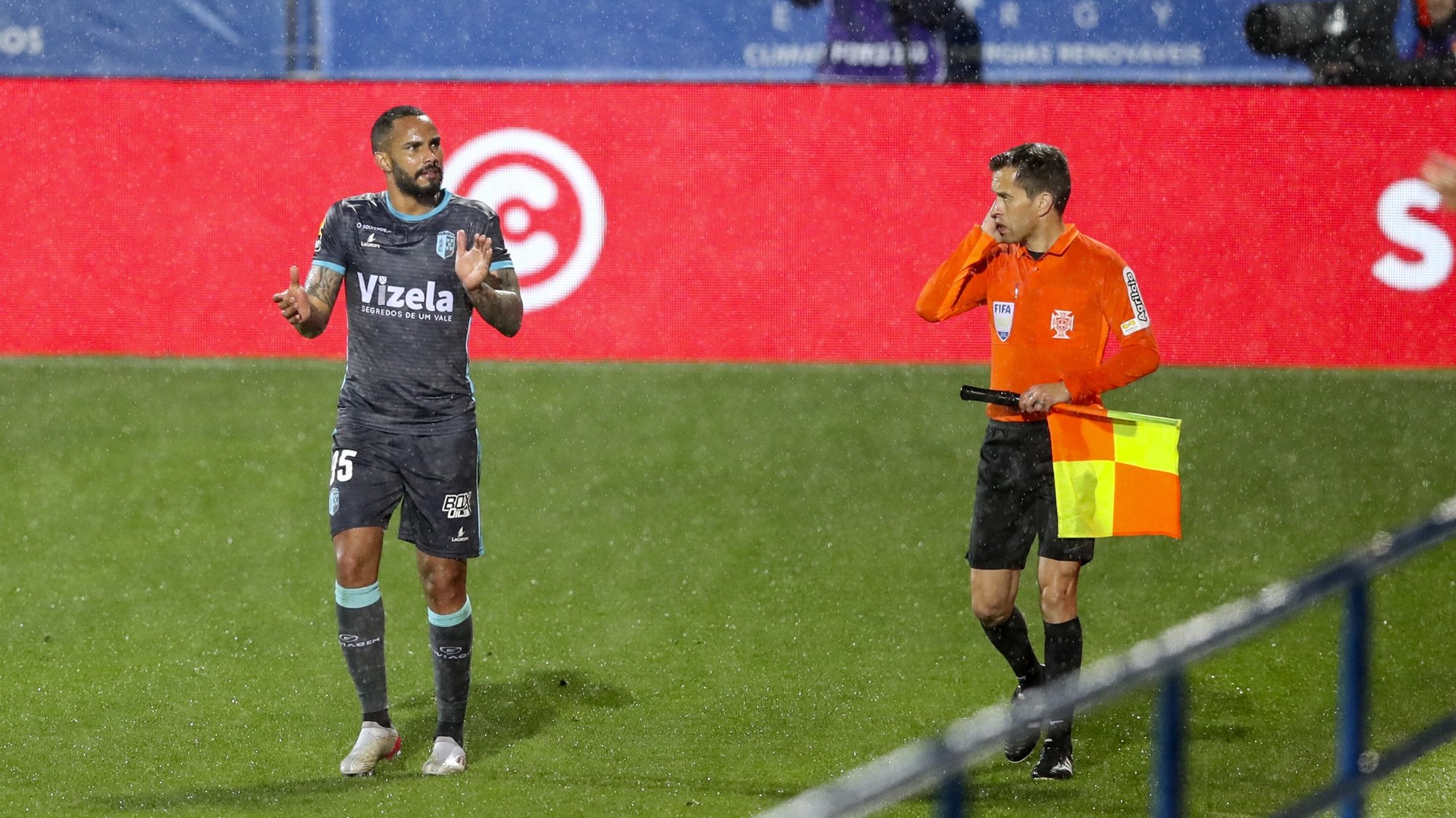 O jogador Vizela, Schettine, festeja após marcar um golo contra o Arouca durante o jogo da Primeira Liga de Futebol, em Vizela, 22 de abril de 2022. JOSÉ COELHO/LUSA