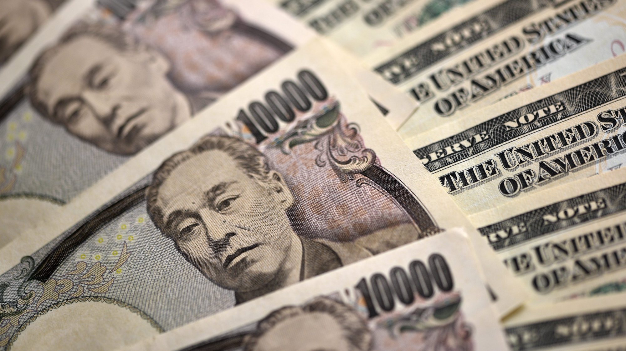epa05348093 Japanese 10,000 yen and US 10 dollar bank notes are seen in Tokyo, Japan, 06 June 2016. The yen was reaching a month low 106 yen level against the UU dollar in morning trading.  EPA/FRANCK ROBICHON