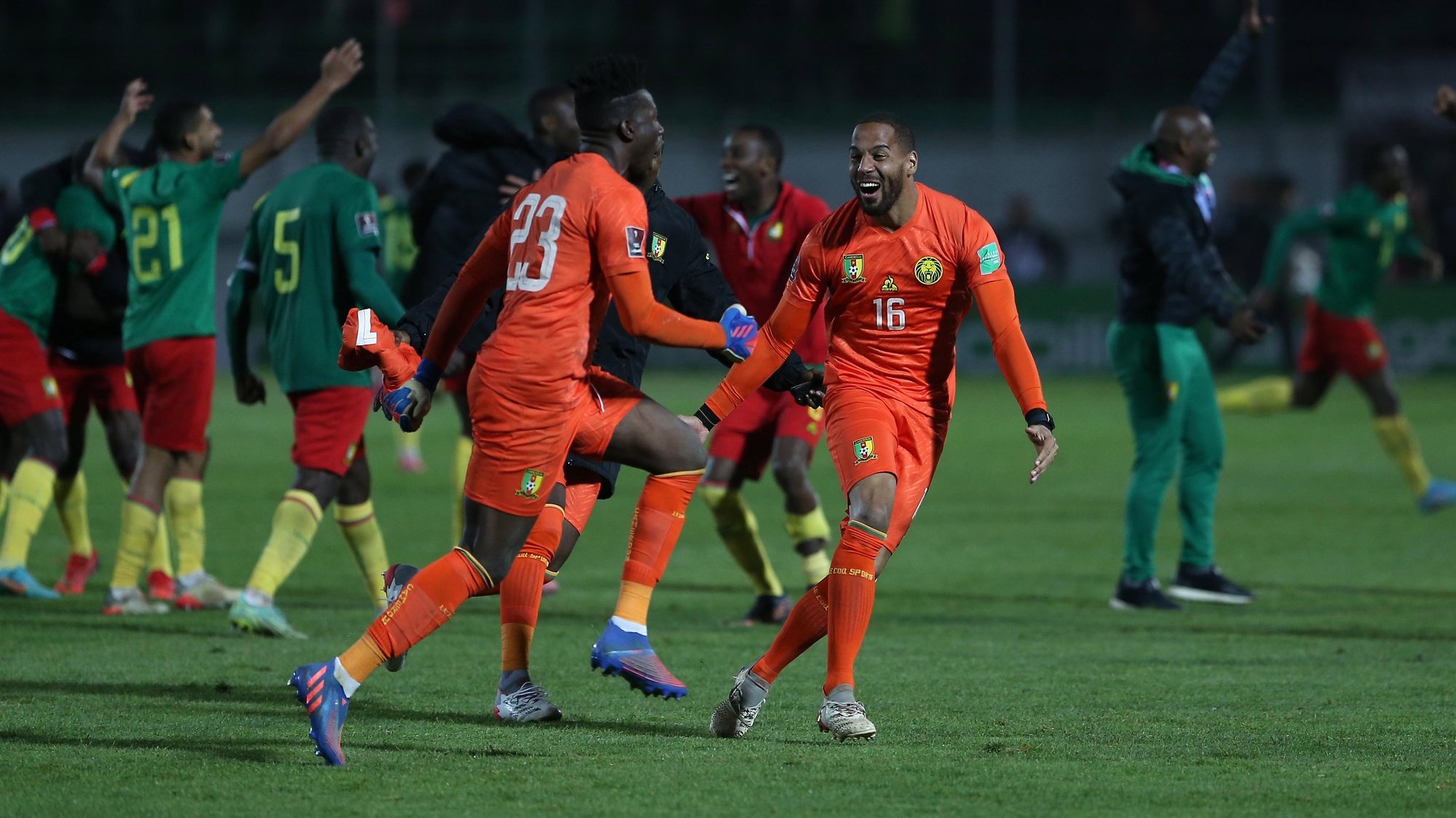epa09859622 Cameroon players celebrate after beating Algeria to reach the 2022 FIFA World Cup  during the FIFA Qatar 2022 World Cup Africa qualifiers match between Algeria and Cameroon at Mustapha Tchaker Stadium de Blida, Algeria, 29 March 2022.  EPA/STR