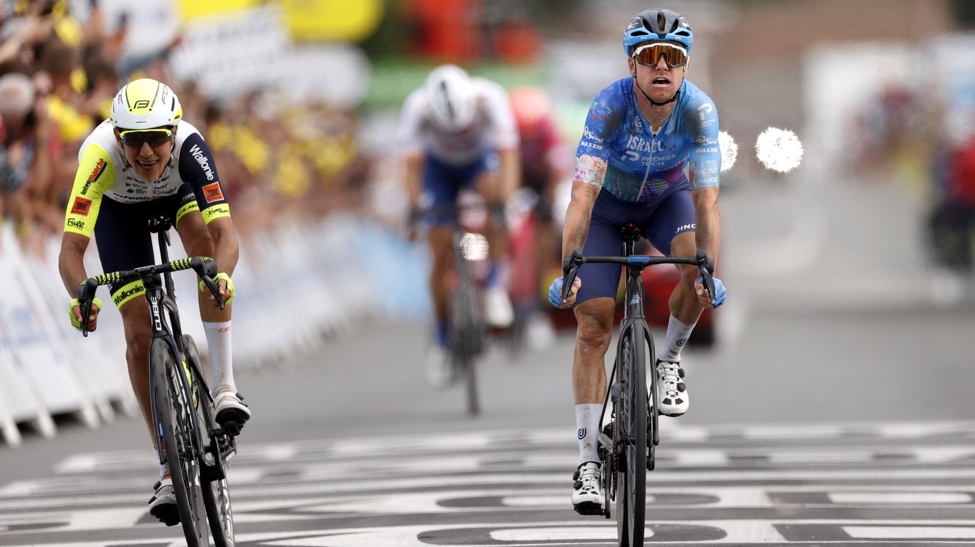 epa10055290 Australian rider Simon Clarke (R) of Israel Premier Tech wins the 5th stage of the Tour de France 2022 over 157km from Lille to Arenberg Porte de Hainaut, Wallers-Arenberg, France, 06 July 2022. Dutch rider Taco Van Der Hoorn (L) of Intermarche Wanty Gobert Materiaux places second.  EPA/YOAN VALAT