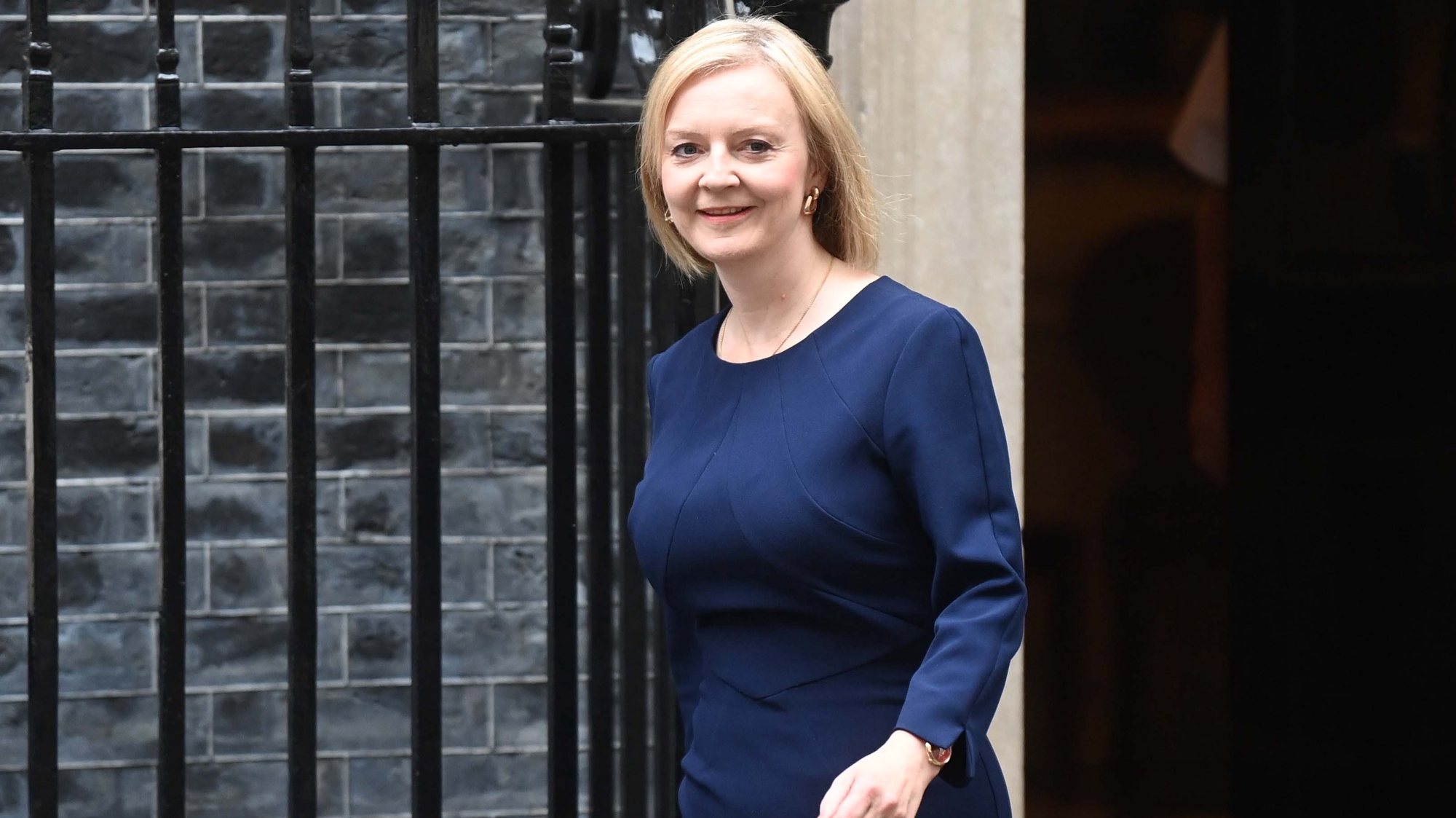 epa10200861 Britain&#039;s Prime Minister Liz Truss (L) departs 10 Downing Street ahead of a statement in parliament, in London, Britain, 23 September 2022. Chancellor of the Exchequer Kwasi Kwarteng will make a fiscal statement announcing a radical shift in the UK&#039;s economic policy.  EPA/NEIL HALL