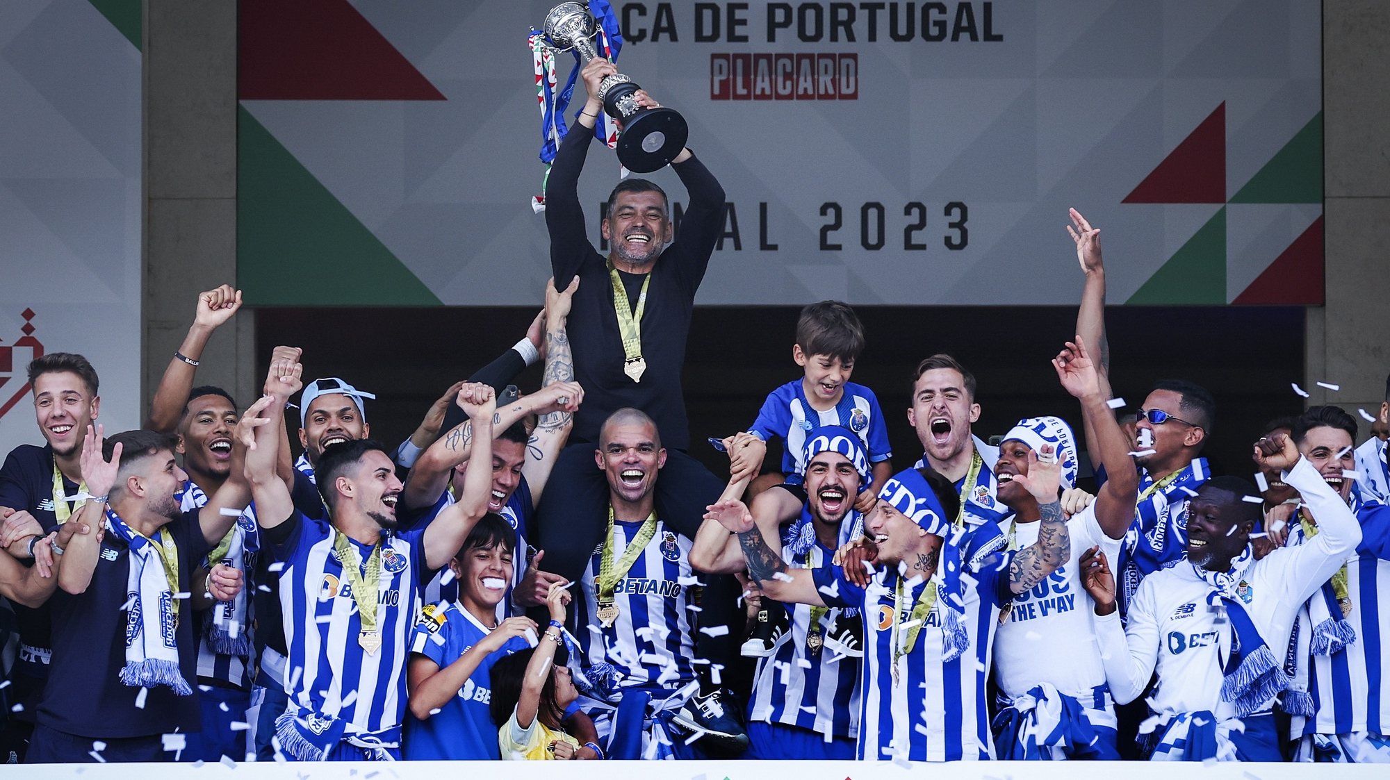 FC Porto&#039;s head coach Sergio Conceicao and his players lifts the trophy after winning the Portugal Cup final soccer match against SC Braga held at Jamor National stadium in Oeiras, outskirts of Lisbon, Portugal, 04 June 2023. JOSE SENA GOULAO/LUSA