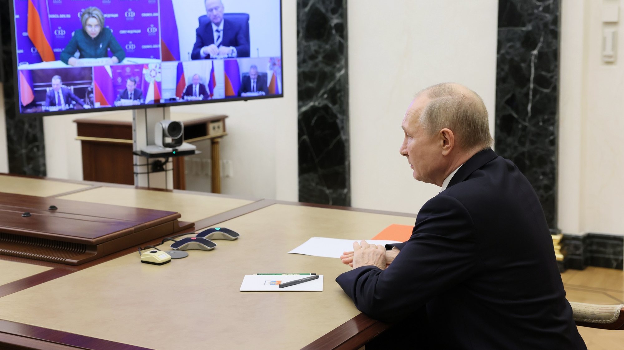 epa10351203 Russian President Vladimir Putin chairs a meeting with members of the Russia&#039;s Security Council via video conference call at the Novo-Ogaryovo state residence, outside Moscow, Russa, 06 December 2022.  EPA/MIKHAIL METZEL/KREMLIN POOL/SPUTNIK / POOL MANDATORY CREDIT