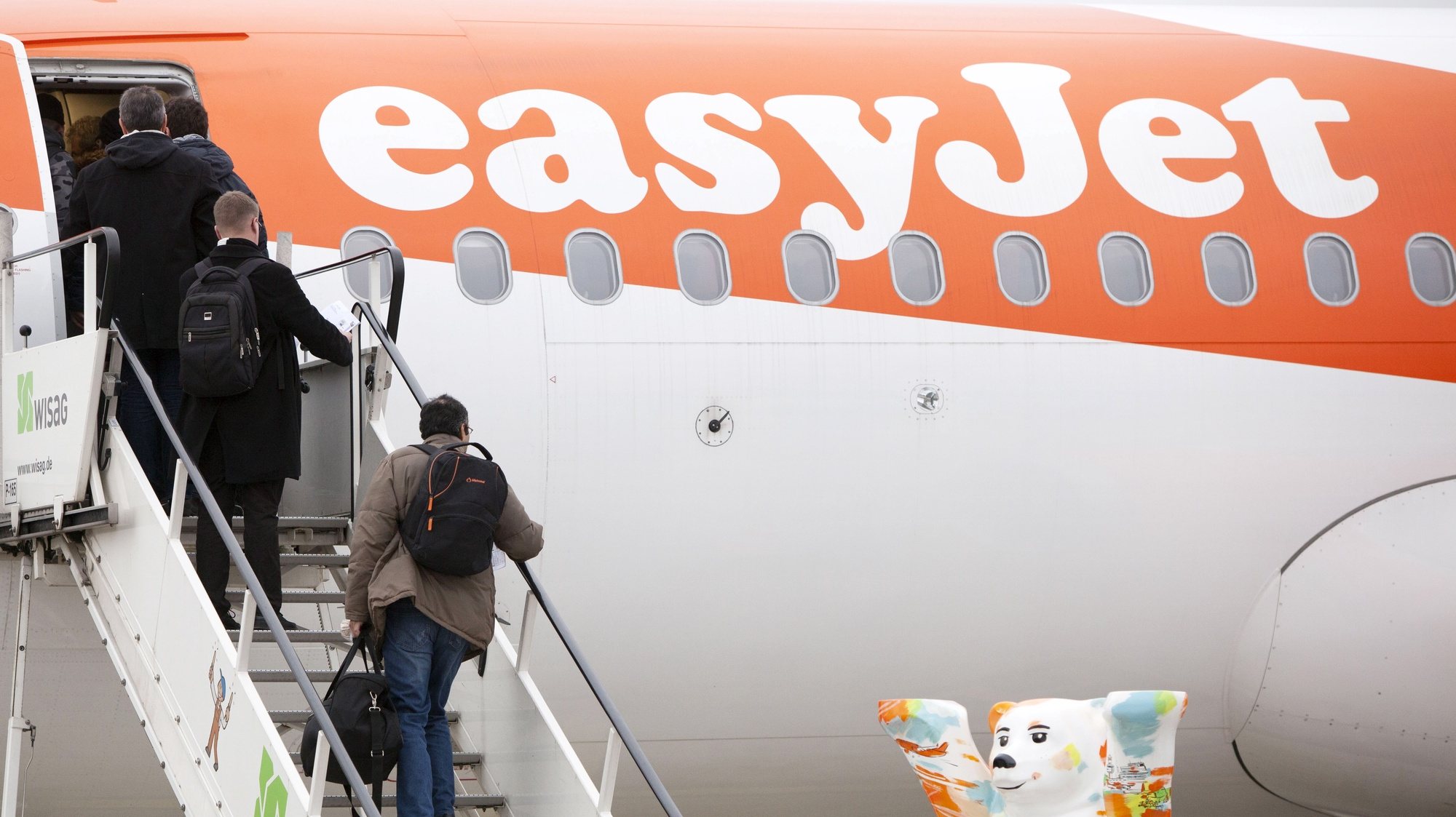 epa08825331 (FILE) - Passengers board the EasyJet Airbus A320 flight EZY5569 at Tegel international airport in Berlin, Germany, 05 January 2018 (reissued 17 November 2020). Easyjet will release their Financial Year 2020 results on 17 November 2020.  EPA/OMER MESSINGER *** Local Caption *** 55345062