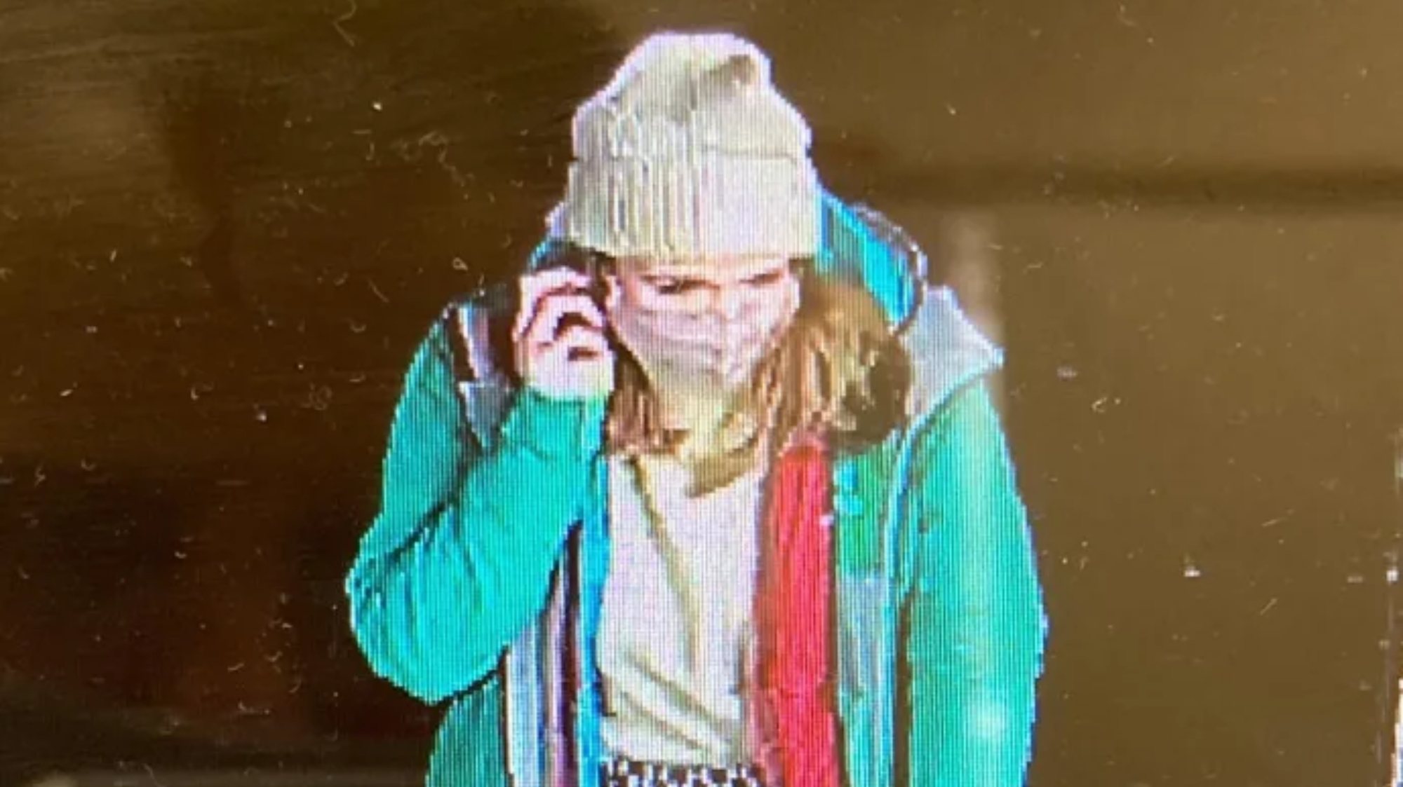 As imagens de videovigilância mostram Sarah Everard a caminho de casa, a falar ao telefone