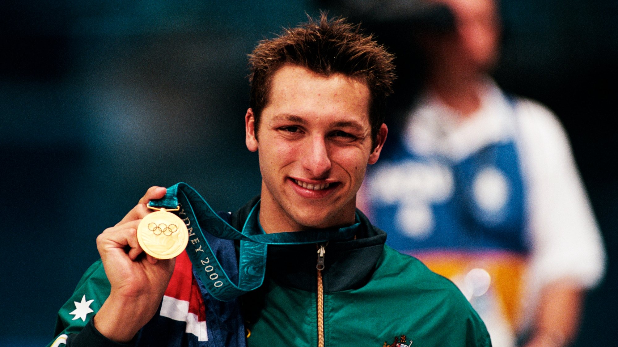 O ainda adolescente Ian Thorpe com uma medalha de ouro ganha em Sidney 2000