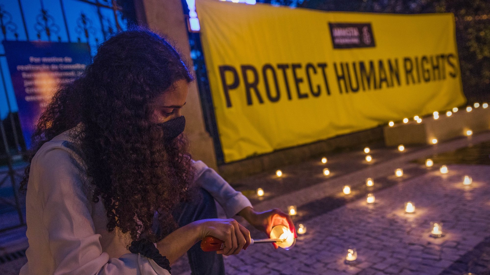 Vigília pela proteção dos direitos humanos na Índia, Porto, 6 de maio de 2021. A Amnistia Internacional promove uma vigília para &quot;pressionar o governo indiano a terminar com a repressão às pessoas que defendem os direitos humanos, bem como a todos os dissidentes de opinião naquele país.&quot;. JOSÉ COELHO/LUSA