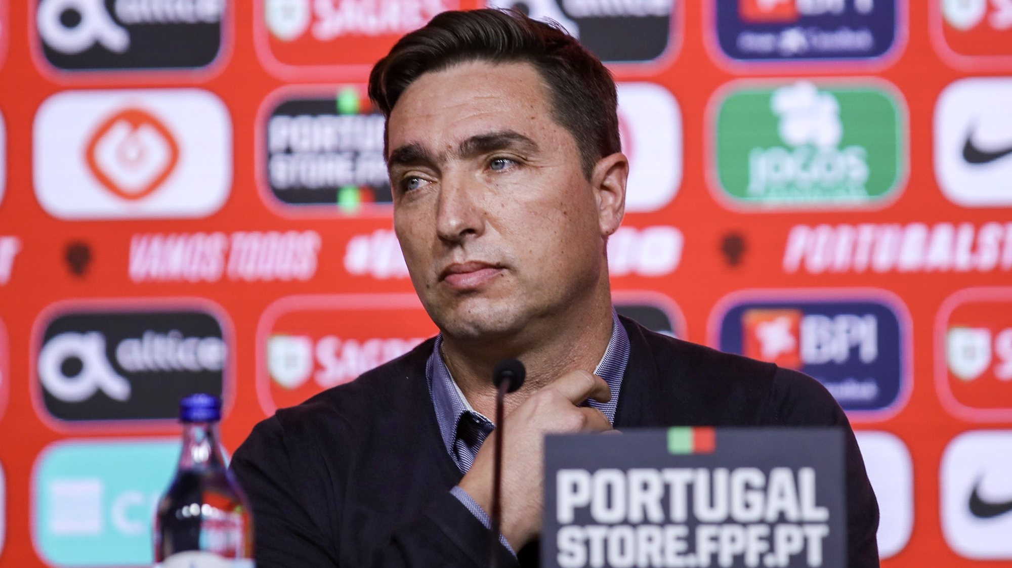 O treinador da seleção de Sub-21, Rui Jorge, fala aos jornalistas durante a conferência de imprensa, na Cidade do Futebol, em Oeiras, 17 de março de 2022.