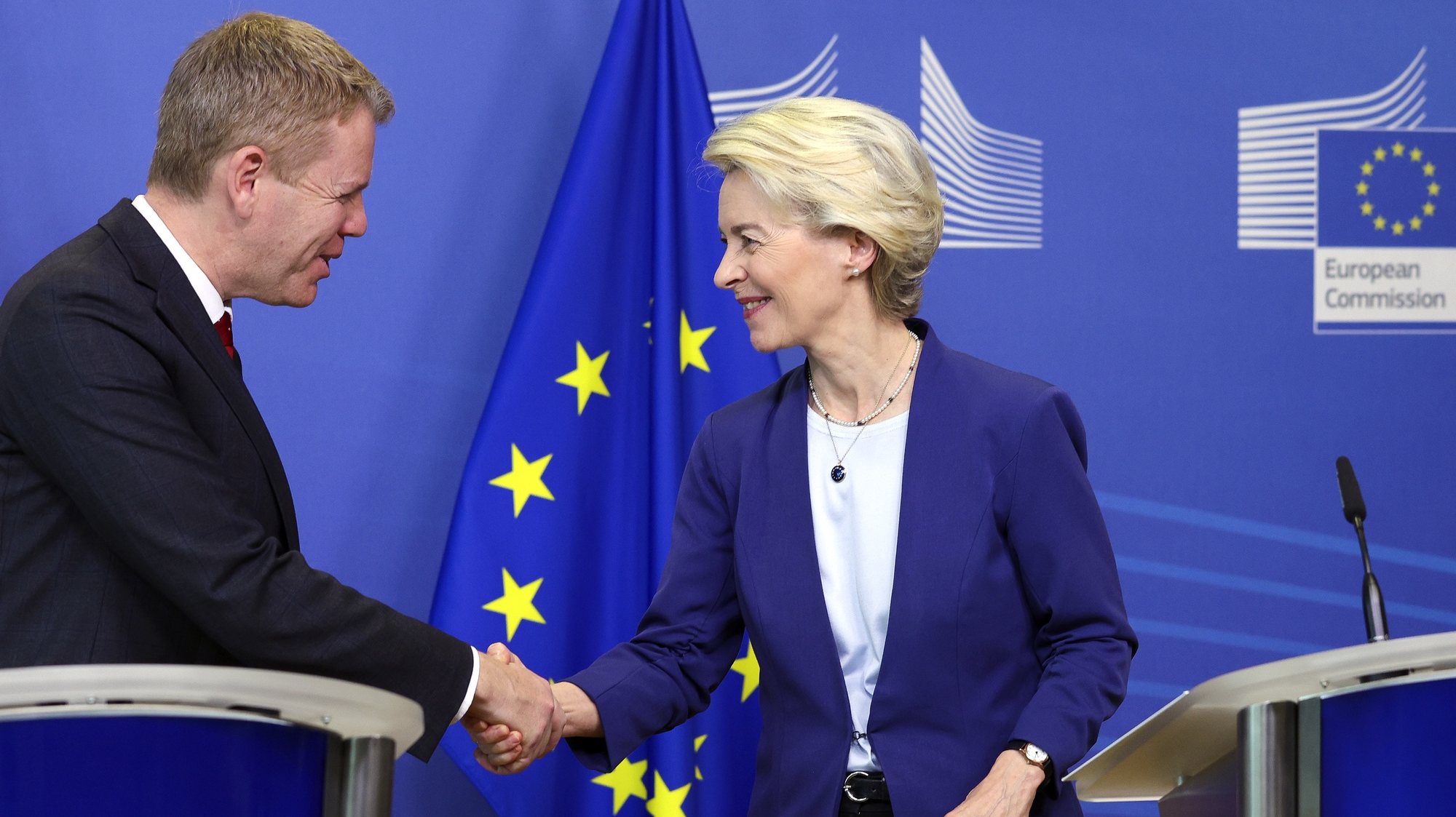 epa10735819 New Zealand Prime Minister Chris Hipkins (L) and European Commission President Ursula von der Leyen (R) shake hands during the signing ceremony of the EU-New Zealand Free Trade Agreement, at the European Commission in Brussels, Belgium, 09 July 2023. The agreement opens the doors to New Zealand’s participation in the framework programme for research and innovation Horizon Europe (2021-2027).  EPA/JULIEN WARNAND
