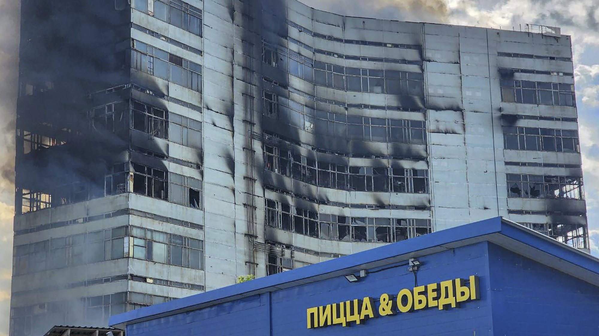 epa11434728 A handout photo made available by the Press-Service of the Governor of the Moscow Region shows smoke rising from a fire burning in an administrative building in Fryazino, Moscow Region, Russia, 24 June 2024. The building of the &#039;Platan&#039; Research Institute caught fire in Fryazino, Moscow Region. According to the Russian Emergencies Ministry, eight people died as a result of the fire.  EPA/GOVERNOR OF MOSCOW REGION PRESS SERVICE HANDOUT -- MANDATORY CREDIT --  HANDOUT EDITORIAL USE ONLY/NO SALES HANDOUT EDITORIAL USE ONLY/NO SALES