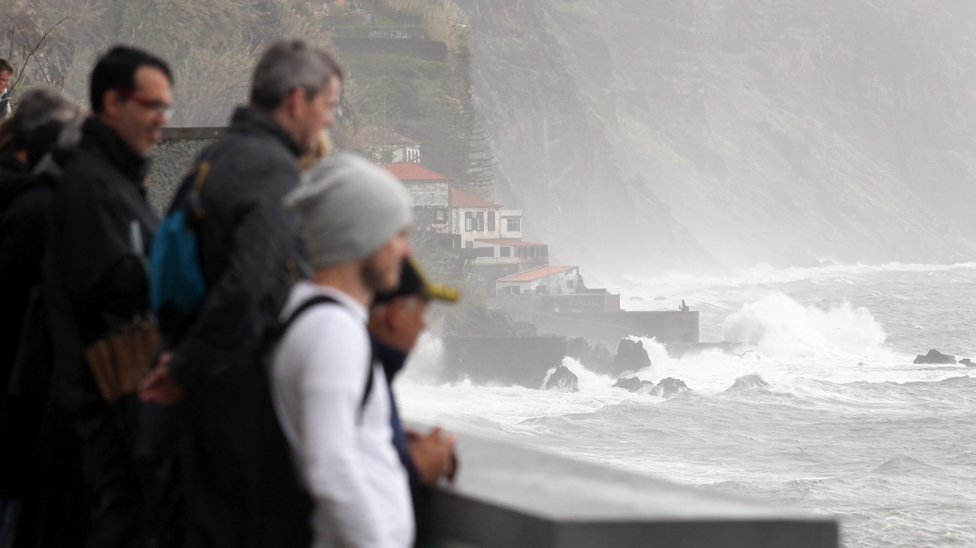Os avisos emitidos pela Capitania do Funchal, relativos à situação geral do estado do tempo para a orla marítima do arquipélago da Madeira, vão estar em vigor até as 18h00 de terça-feira