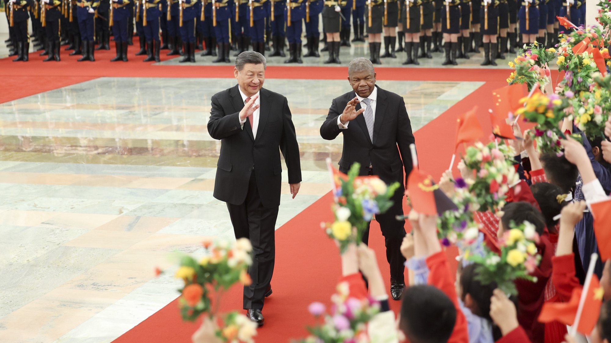 epa11223805 Chinese President Xi Jinping (L) welcomes President of the Republic of Angola Joao Lourenco (R) in the Northern Hall of the Great Hall of the People prior to their talks in Beijing, China, 15 March 2024 (issued 16 March 2024).  EPA/XINHUA / Ding Haitao CHINA OUT / UK AND IRELAND OUT  /       MANDATORY CREDIT  EDITORIAL USE ONLY  EDITORIAL USE ONLY