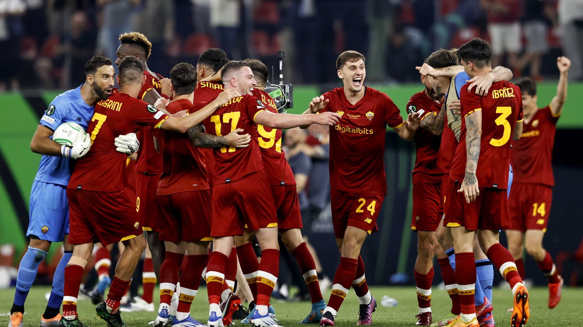 epa09975857 AS Roma players celebrate after winning the UEFA Conference League Final soccer match between AS Roma and Feyenoord at National Arena in Tirana, Albania, 25 May 2022.  EPA/PIETER STAM DE JONGE