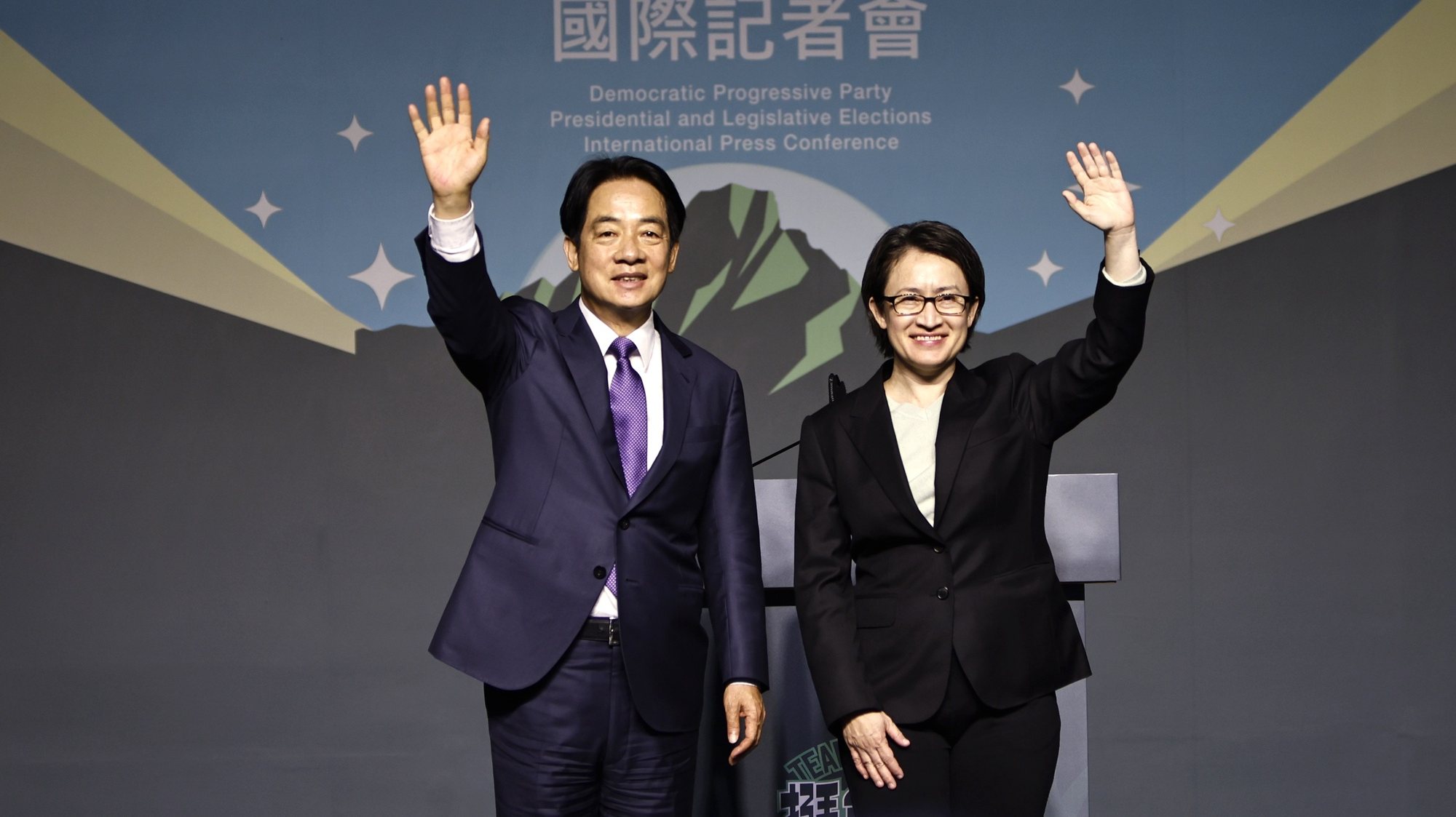 epa11073411 Taiwanese Vice President and ruling Democratic Progressive Party (DPP) presidential candidate William Lai Ching-te (L) and vice presidential candidate Hsiao Bi-khim wave after winning the presidential elections, during a press conference in Taipei, Taiwan, 13 January 2024. DPP&#039;s William Lai is set to be Taiwan&#039;s next president after his rivals conceded defeat in the Taiwan presidential elections.  EPA/DANIEL CENG