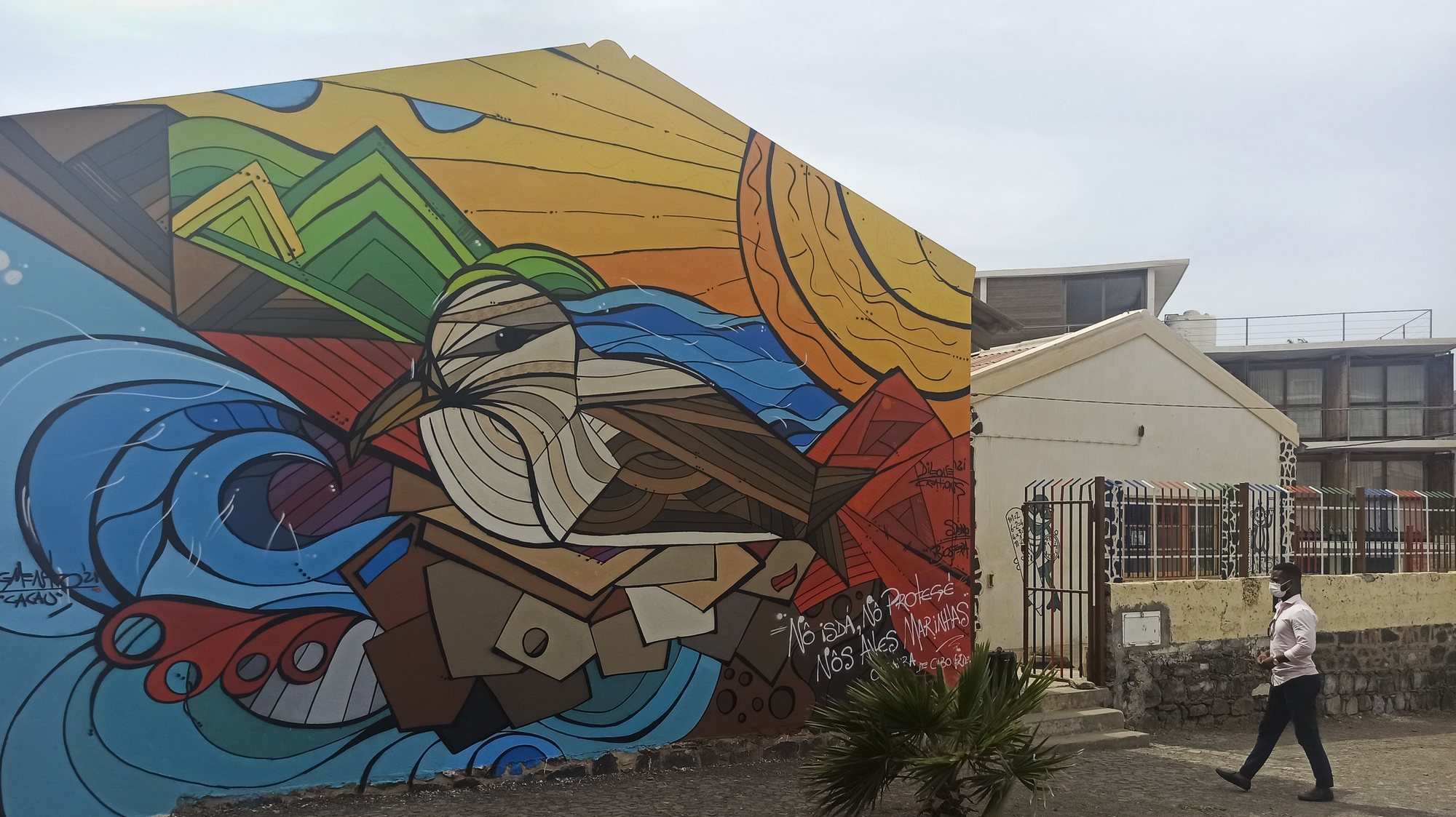 A associação ambientalista Biosfera Cabo Verde começou a pintar murais nas escolas da ilha de São Vicente para sensibilizar as crianças e as comunidades para a proteção das espécies marinhas, recriadas nestas verdadeiras obras de arte. Mindelo 11 de setembro de 2021. (ACOMPANHA TEXTO DO DIA 13 SETEMBRO 2021) SIDNEIA NEWTON / LUSA