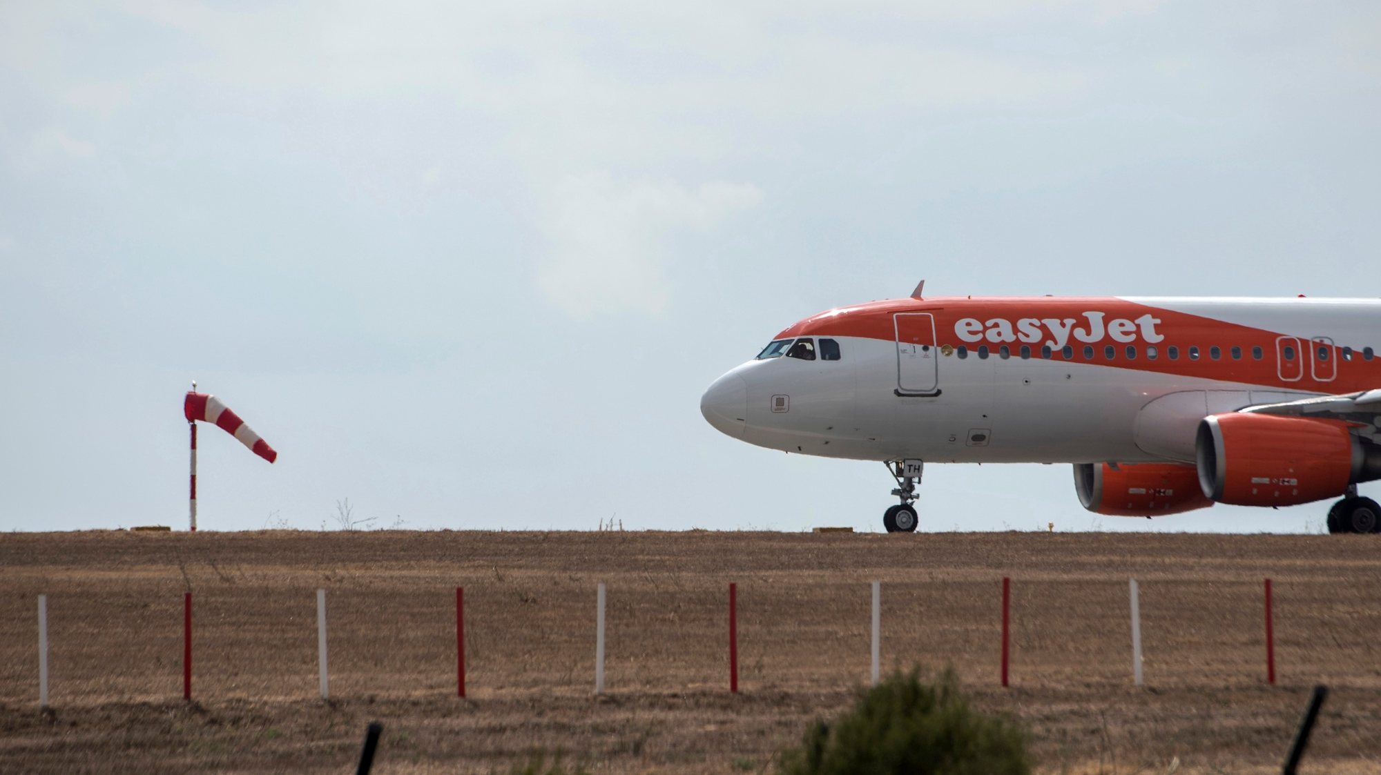 Menorca, Espanha — avião da easyjet aterra nas ilhas baleares