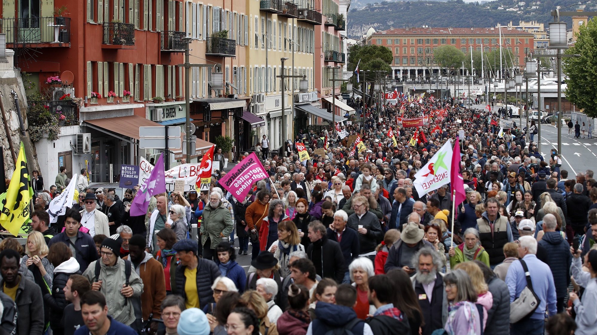 Thousands of people take to the streets of France against the increase in the retirement age