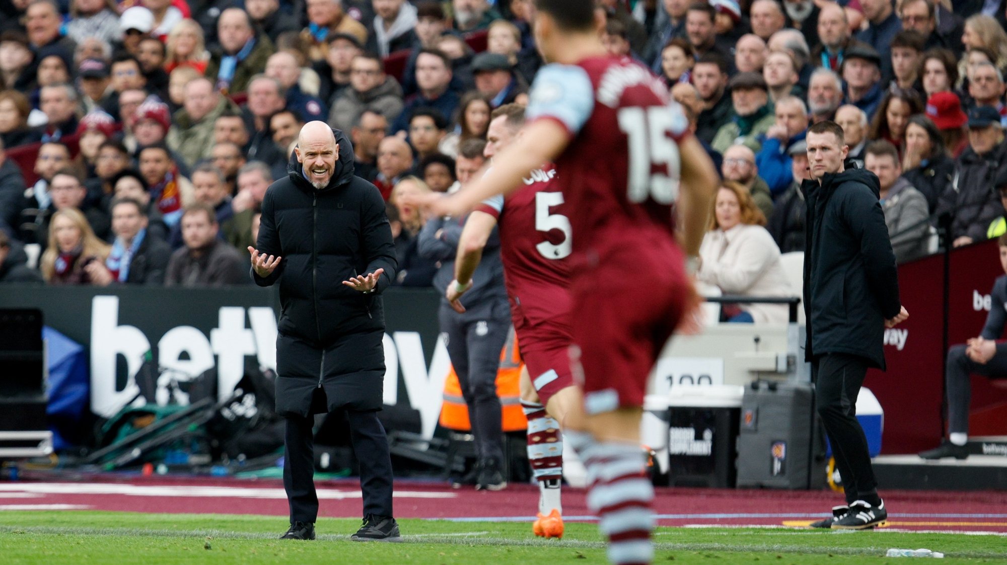 epa11042033 Manchester United manager Erik Ten Hag shouts from the sideline during the English Premier League soccer match between West Ham United and Manchester United, in London, Britain, 23 December 2023.  EPA/DAVID CLIFF EDITORIAL USE ONLY. No use with unauthorized audio, video, data, fixture lists, club/league logos, &#039;live&#039; services or NFTs. Online in-match use limited to 120 images, no video emulation. No use in betting, games or single club/league/player publications.