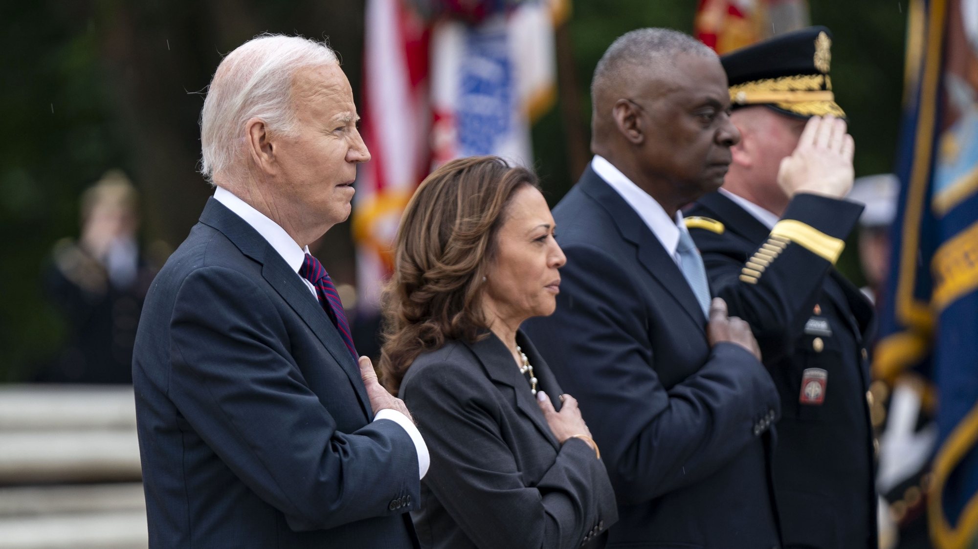 epa11374097 US President Joe Biden (L), Vice President Kamala Harris (2-L) and Secretary of Defense Lloyd Austin (3-L) look on during the pledge of allegiance at a Presidential Armed Forces Full Honor Wreath-Laying Ceremony at the Tomb of the Unknown Soldier at Arlington National Cemetery in Arlington, Virginia, USA, 27 May 2024.  EPA/BONNIE CASH / POOL