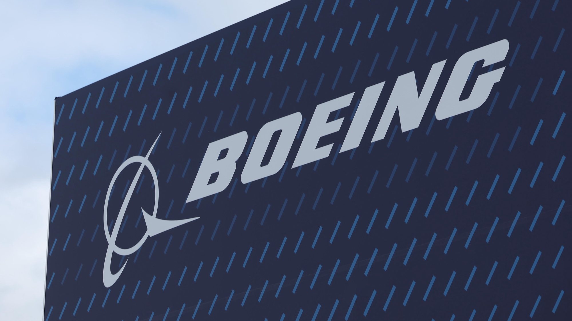 epa11491586 The Boeing logo is pictured on the opening day of the Farnborough International Airshow in Farnborough, Britain, 22 July 2024. The aviation summit is typically a platform for planemakers to rack up multibillion-dollar deals. The airshow runs from 22 to 26 July.  EPA/NEIL HALL