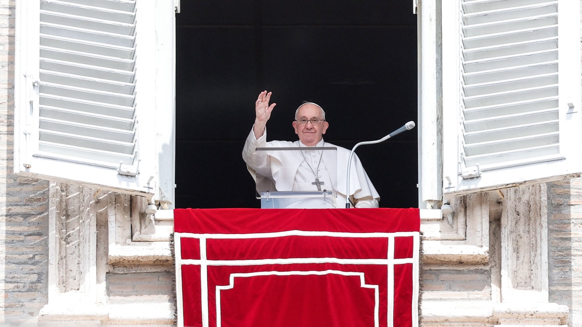 epa10587370 Pope Francis waves from his office window overlooking Saint Peter&#039;s Square during the Regina Caeli prayer, Vatican City, 23 April 2023.  EPA/GIUSEPPE LAMI
