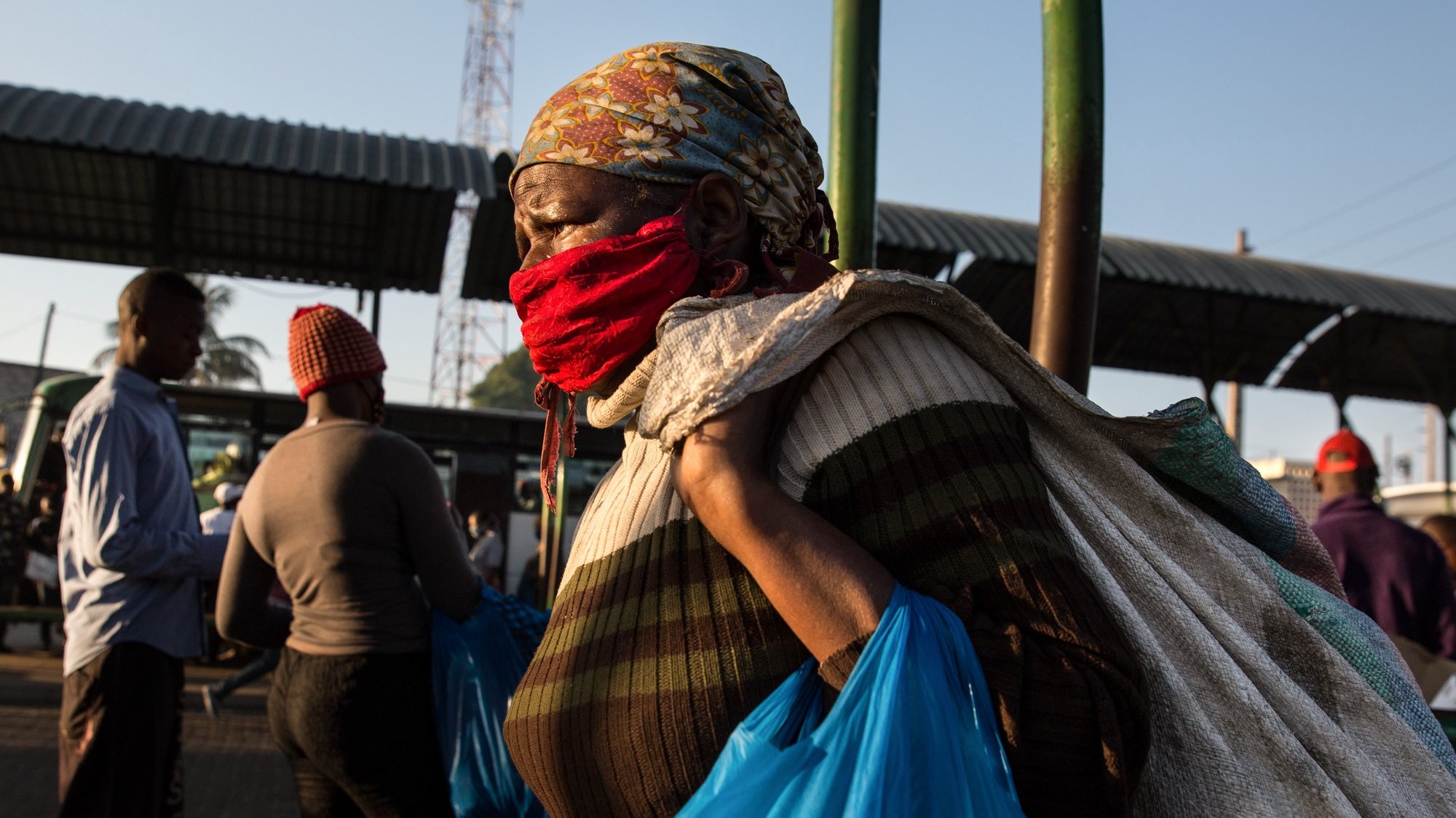 Uma passageira usa uma máscaras de proteção contra a covid-19 enquanto aguarda por um autocarro no terminal Rodoviário de Xiquelene, em Maputo, Moçambique, 01 junho 2020. Primeiro dia da segunda prorrogação do estado de emergência em Moçambique que teve inicio às zero horas do dia 31 de maio, devido a pandemia de Covid19. (ACOMPANHA TEXTO). RICARDO FRANCO/LUSA