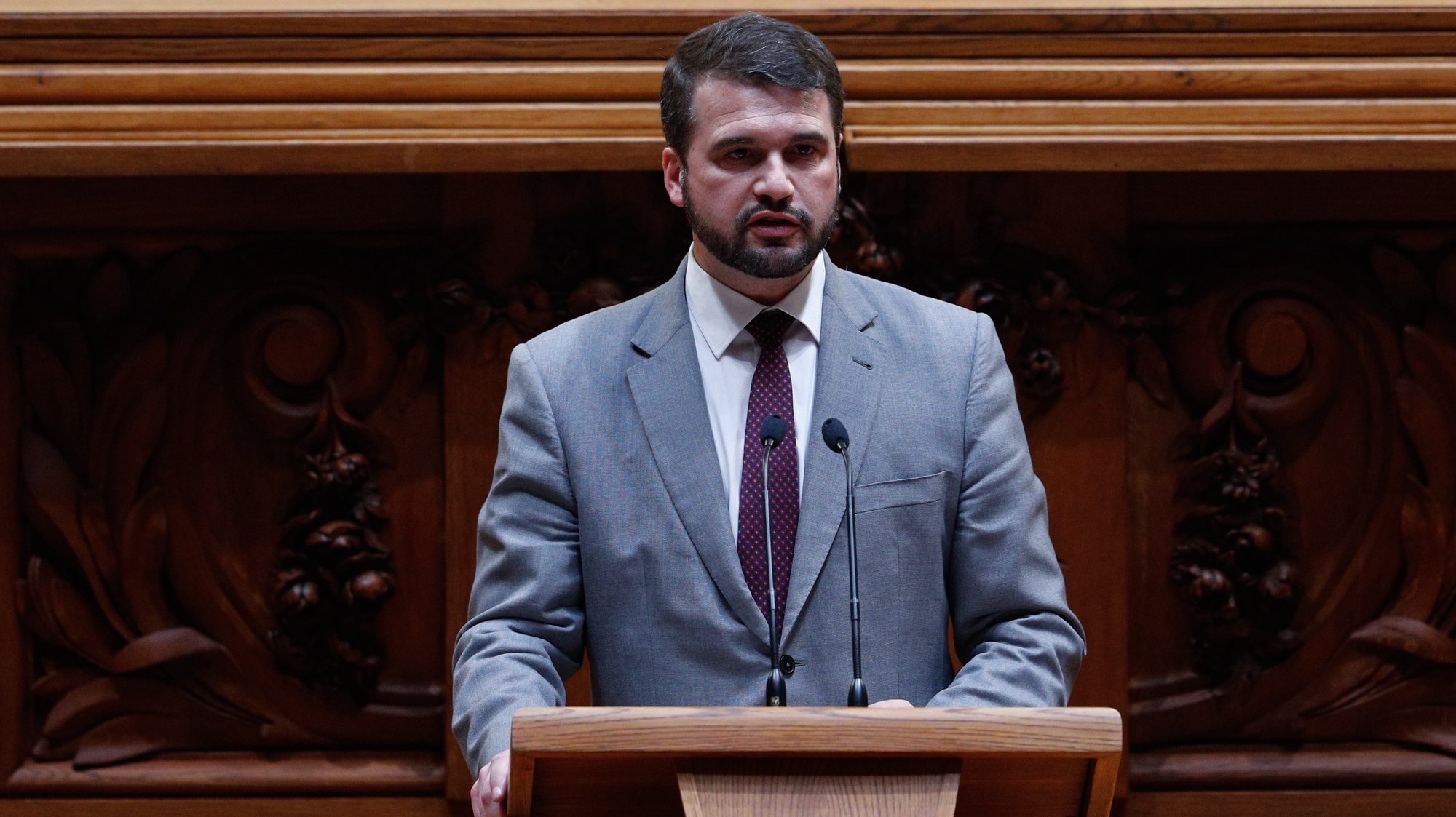 O deputado do Partido Socialista (PS), João Paulo Correia, intervém durante o debate na Assembleia da República, em Lisboa, 14 de outubro de 2020. ANTÓNIO COTRIM/LUSA
