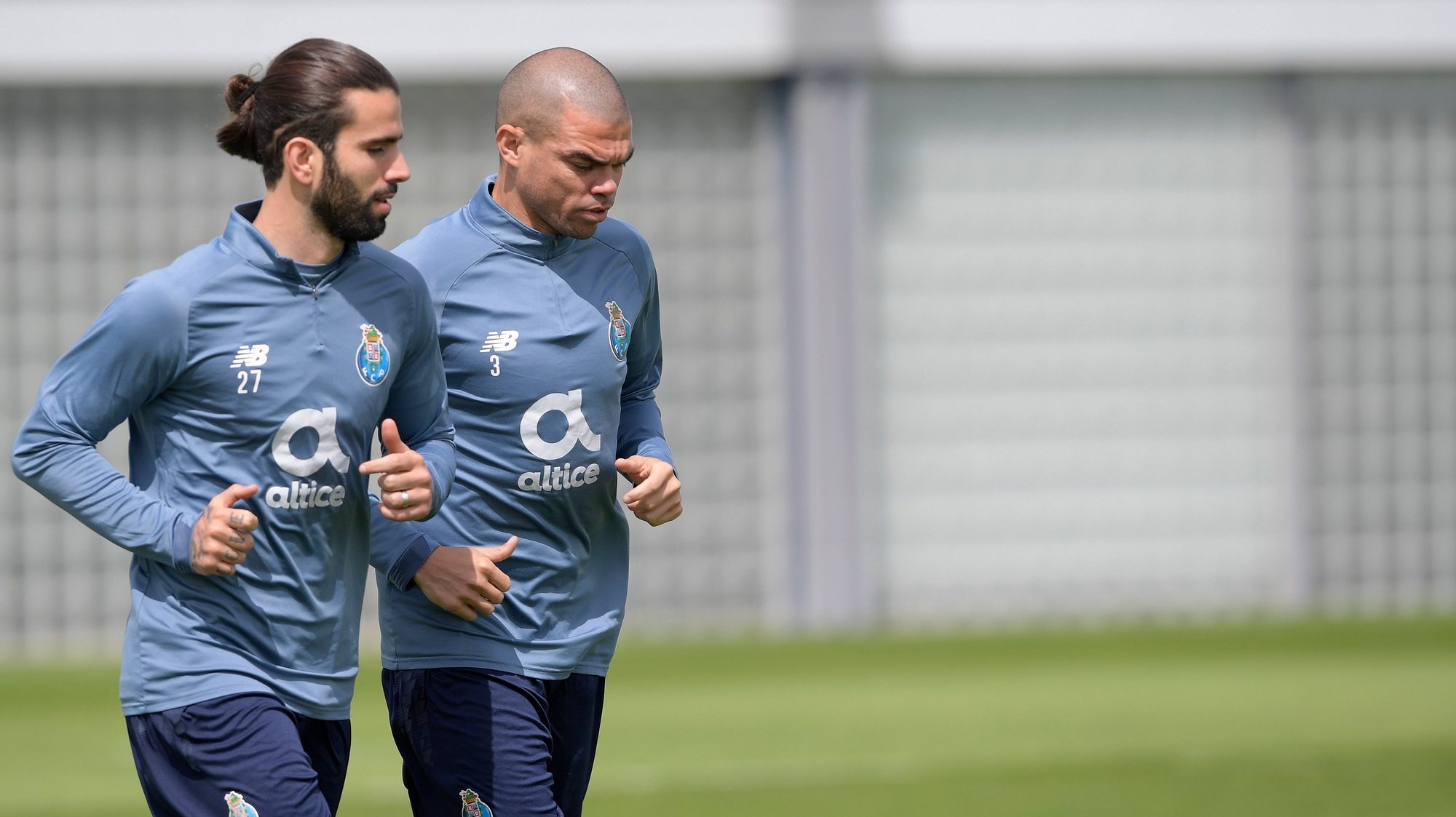 epa09130673 FC Porto&#039;s players Sergio Oliveira (L) and Pepe (R) warm up during a trainning session at Olival Trainning Academy in Vila Nova de Gaia,  Portugal, 12 April 2021. FC Porto will face Chelsea in their UEFA Champions League quarterfinal, second leg soccer match at Ramon Sanchez Pizjuan stadium in Seville, Andalusia, Spain, on 13 April 2021.  EPA/FERNANDO VELUDO