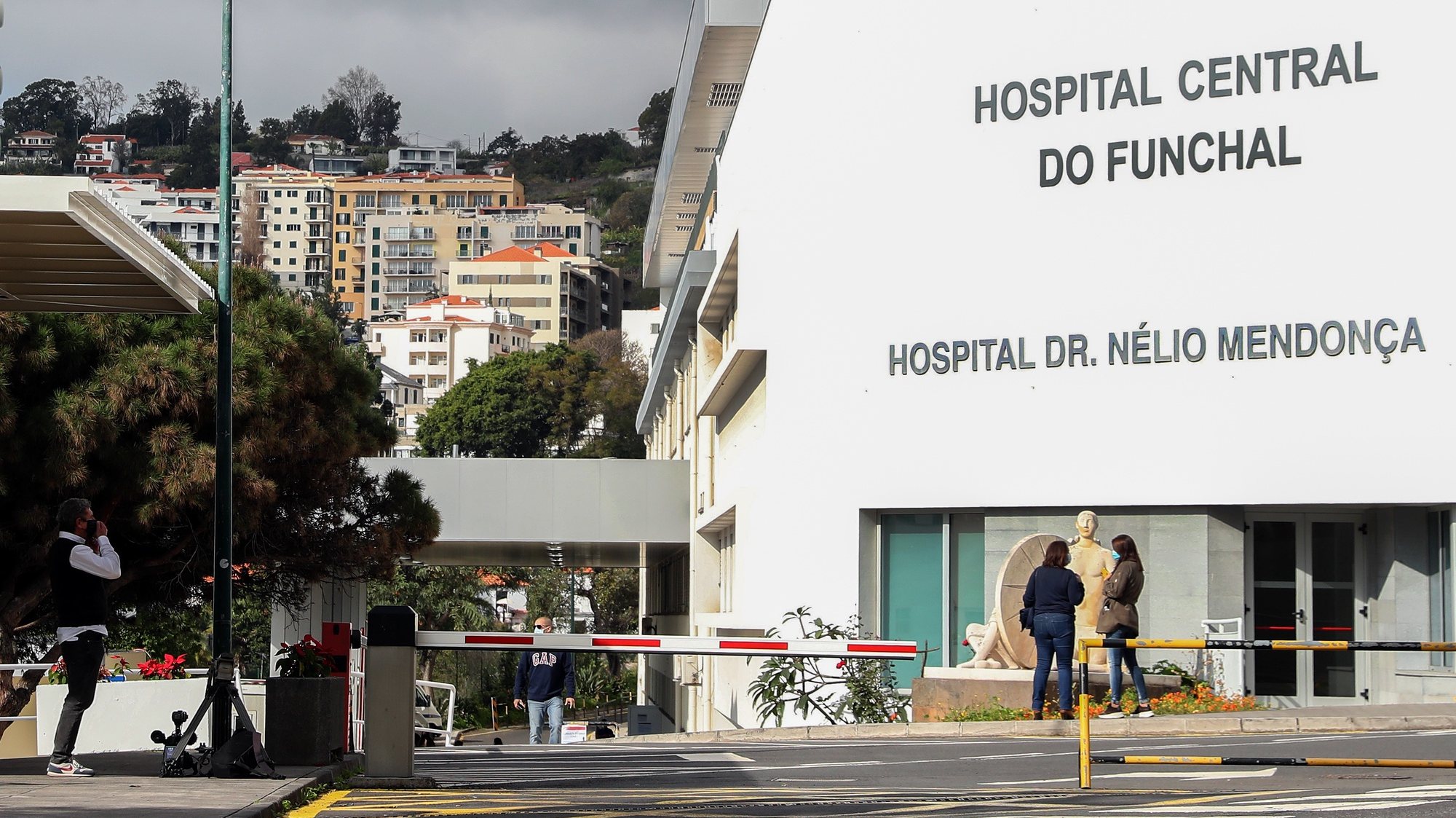 Fachada do Hospital Nélio Mendonça, que hoje recebeu a visita do presidente do Governo Regional da Madeira, para ver a nova unidade de internamento covid-19 da instituição hospitalar, no Funchal, 28 de janeiro de 2021. HOMEM DE GOUVEIA/LUSA