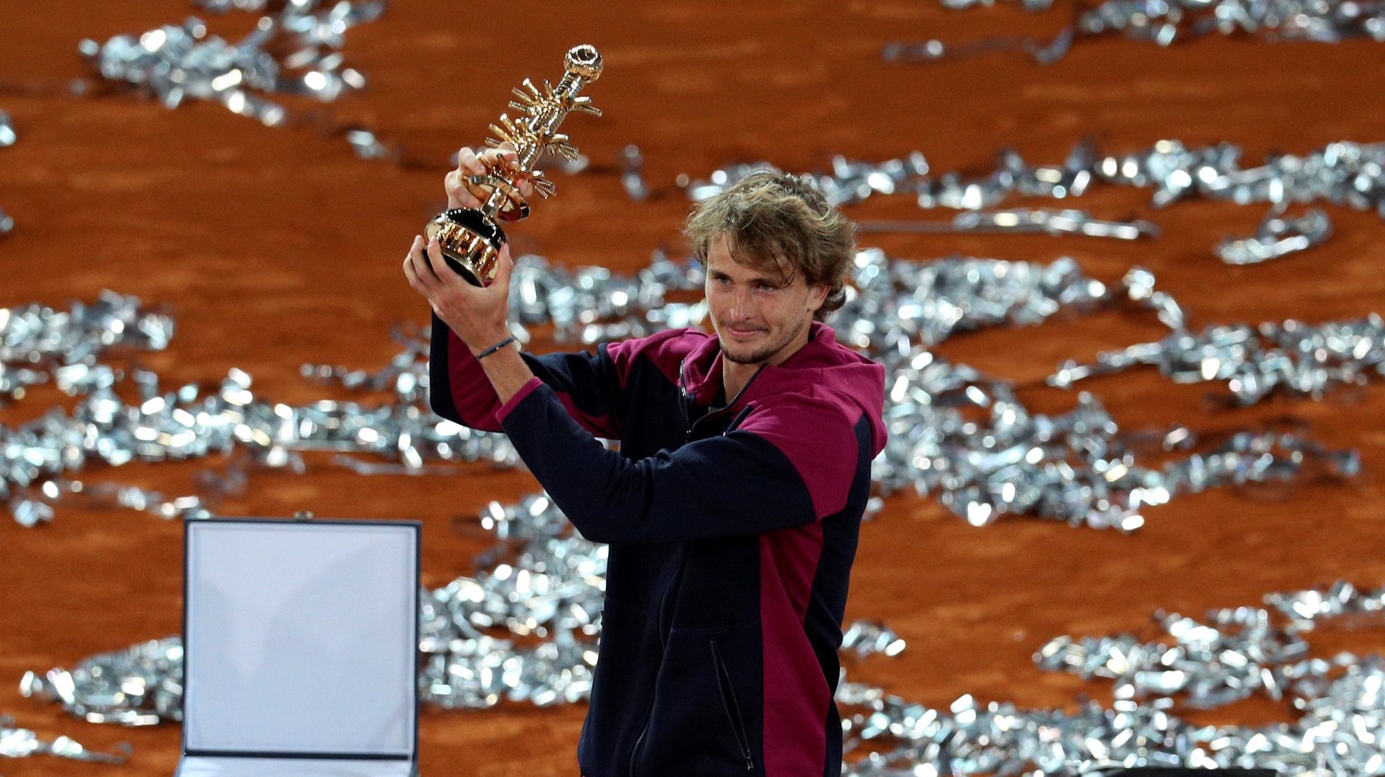 epa09188463 Alexander Zverev of Germany celebrates with his trophy after winning against Matteo Berrettini of Italy during the Men&#039;s final match at the Mutua Madrid Open tennis tournament in Madrid, Spain, 09 May 2021.  EPA/Rodrigo Jimenez