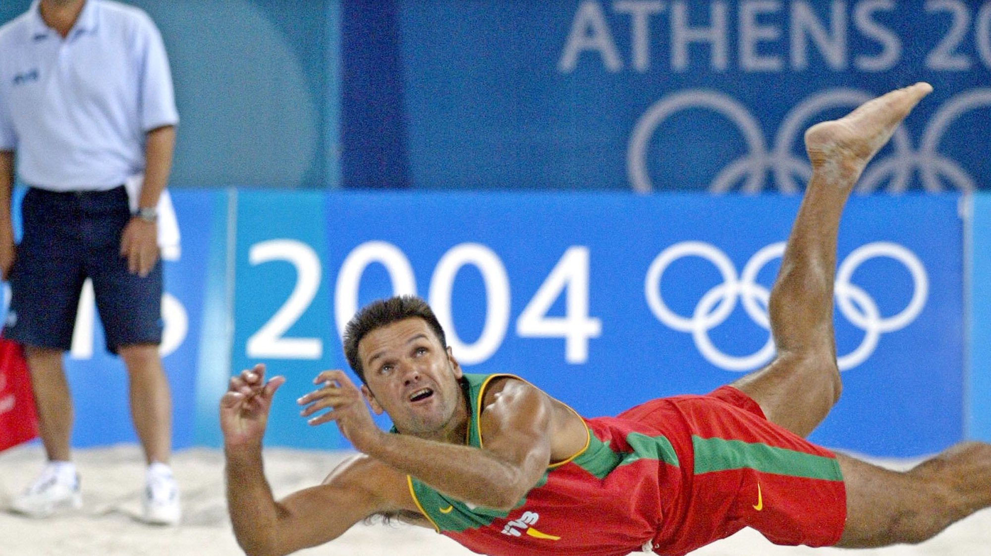 TP14: 20040816: ATENAS, GRECIA: Miguel Maia em accao durante o jogo de Voleibol de Praia da dupla portuguesa, contra a equipa grega, hoje a noite no Centro Olimpico de Voleibol de Praia em Faliro, Atenas. TIAGO PETINGA/LUSA