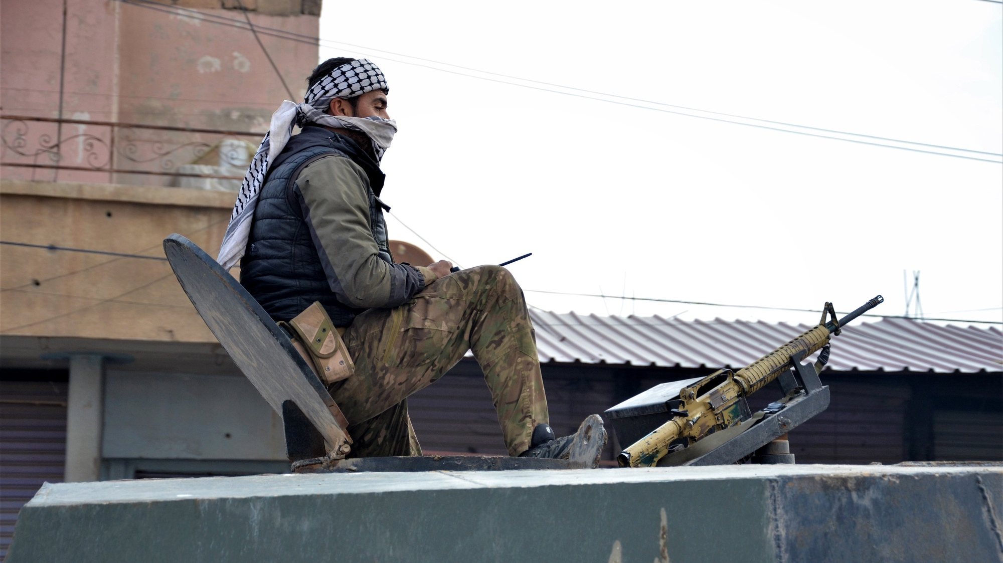epa09706947 A Fighter of the Syrian democratic forces (SDF) takes up position during a military search operation in Hasaka, northeastern Syria, 24 January 2022. Islamic State group fighters attacked Ghweran and al-Shaddadi prisons in al-Hasaka on 20 January 2022, to break thousands of its affiliates out of the prison.  EPA/AHMED MARDNLI
