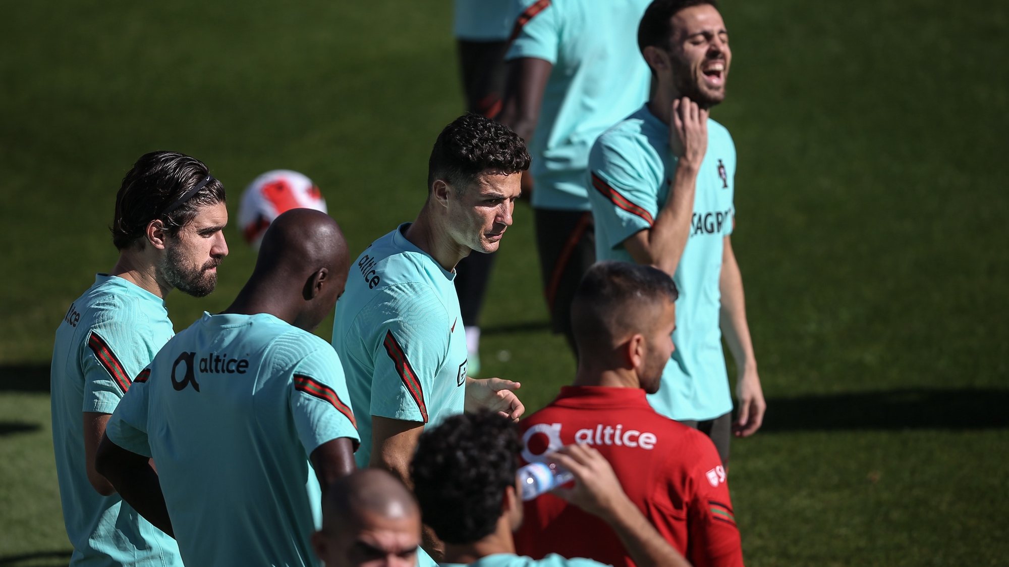 Portugal player Rúben Neves (L), Cristiano Ronaldo (C) and Bernardo Silva (R) during the stage of the Portuguese National Team preparation for the FIFA World Cup Qatar 2022, in Oeiras, outskirts of Lisbon, Portugal, 06 October 2021.  RODRIGO ANTUNES/LUSA