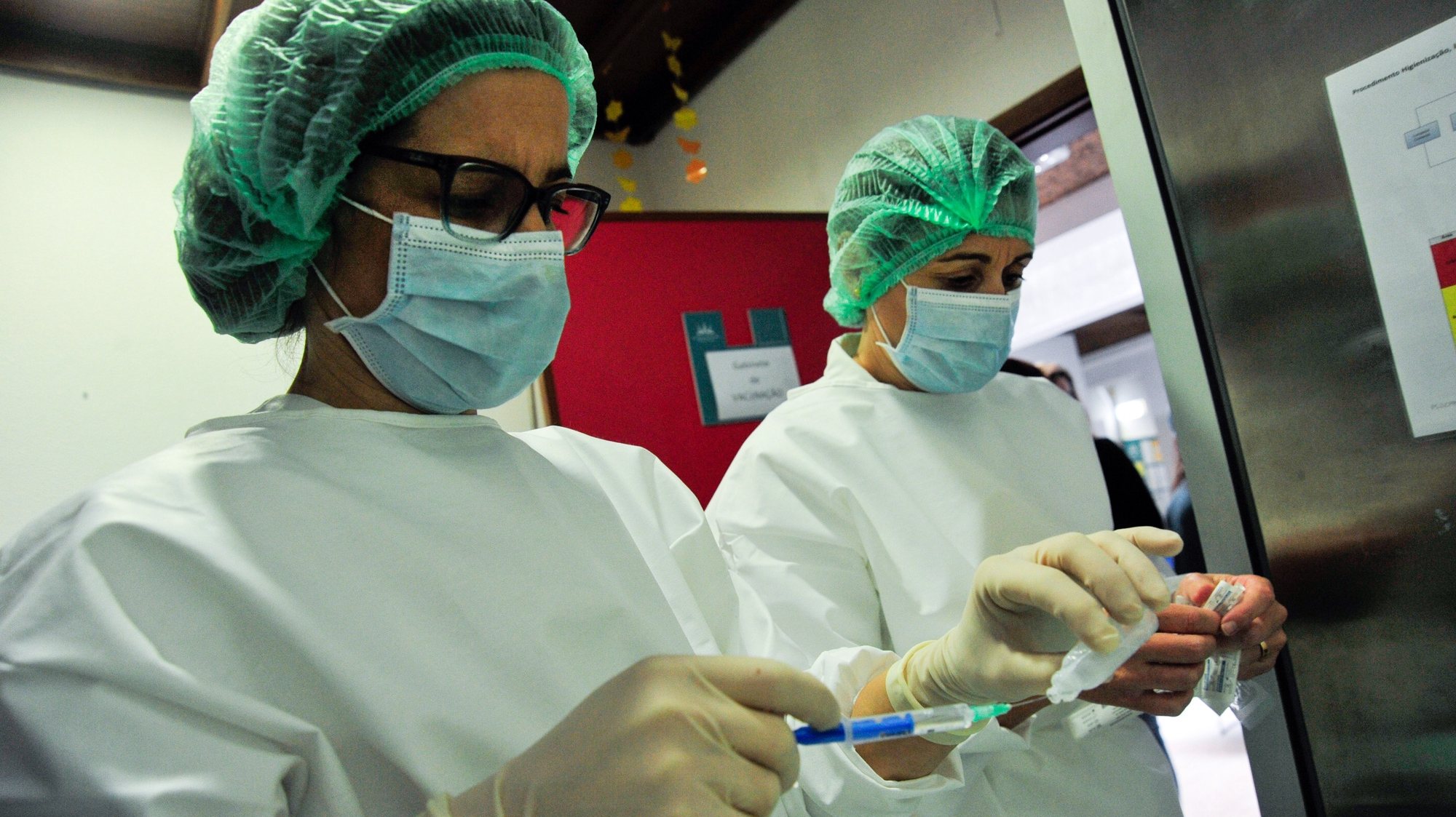 Profissionais da saúde preparam uma dose da vacina da Pfizer-BioNTech contra a covid-19 para ser administrada ao pessoal clínico do Centro de Saúde do Oeste, na unidade do Centro de Saúde das Caldas da Rainha, 29 de dezembro de 2020. CARLOS BARROSO/LUSA