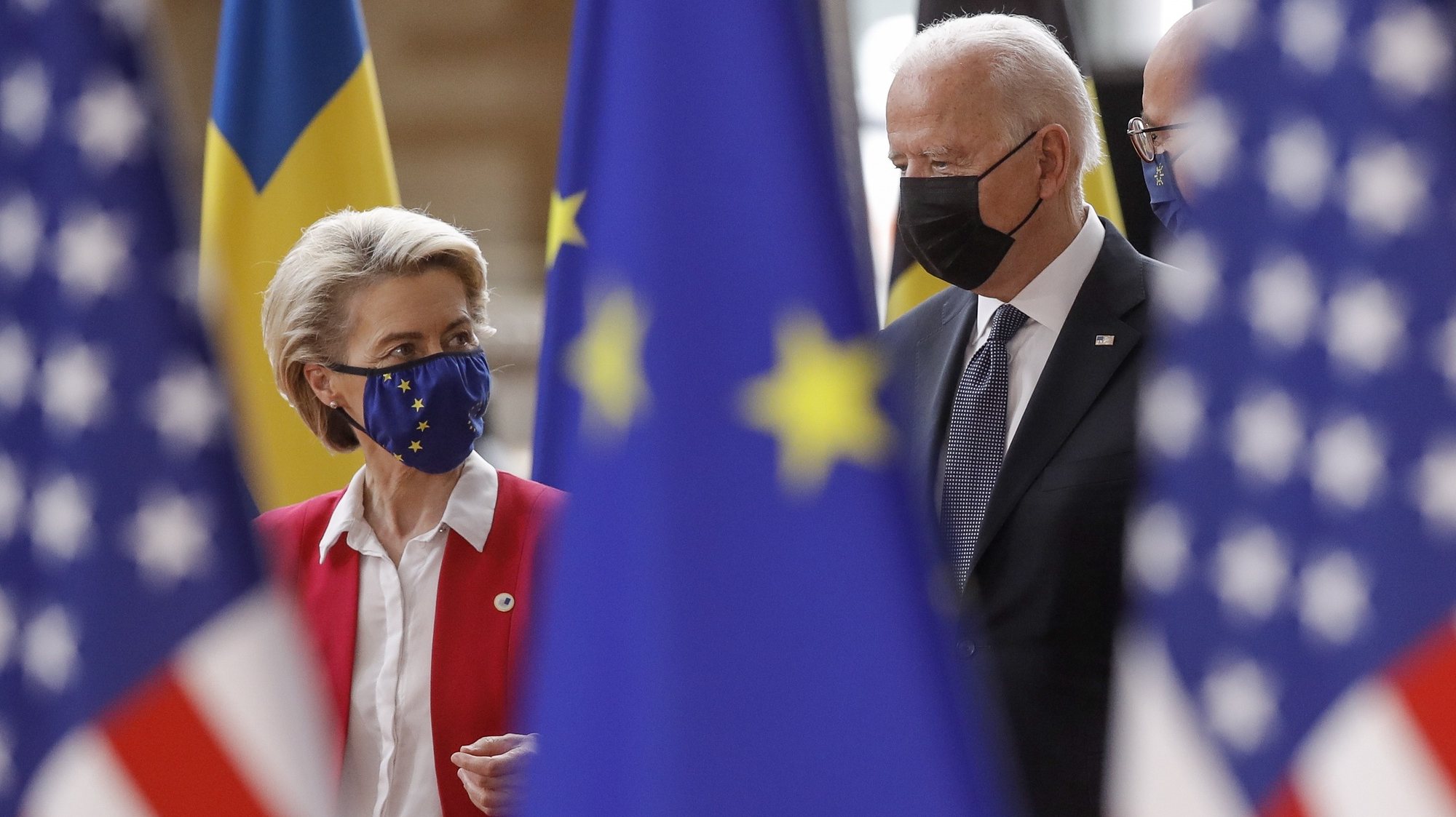 epaselect epa09272636 US president Joe Biden (R) is welcomed by President of the European Commission Ursula von der Leyen (L) ahead to the EU-US summit at the European Council in Brussels, Belgium, 15 June 2021.  EPA/OLIVIER HOSLET