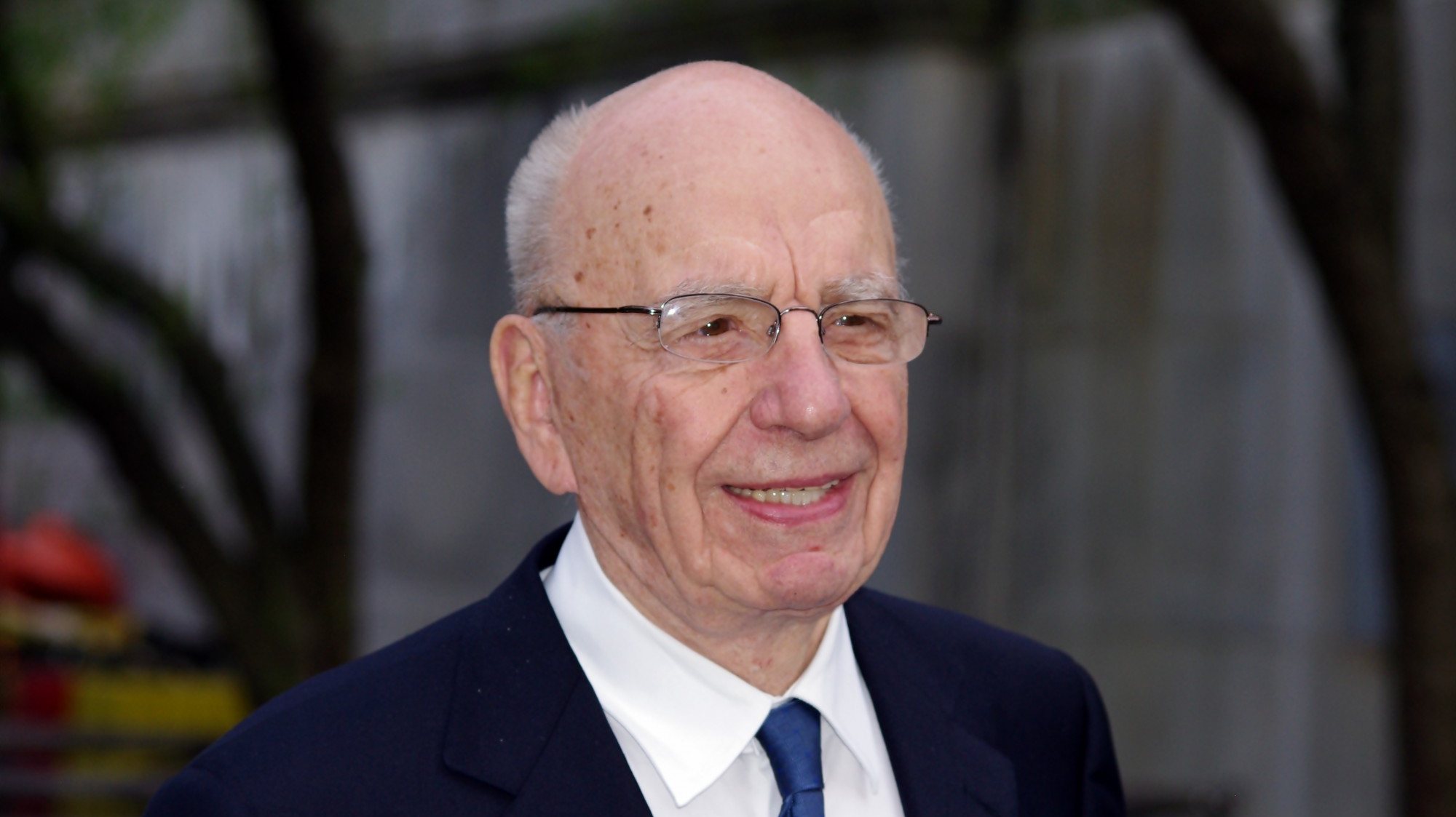 Em 2023, Rupert Murdoch anunciou que se ia retirar da chefia dos seus negócios, incluindo da presidência dos conselhos de administração da Fox e da News Corporation. O nonagenário ficou apenas numa função emérita, enquanto o seu filho Lachlan assumiu a liderança.