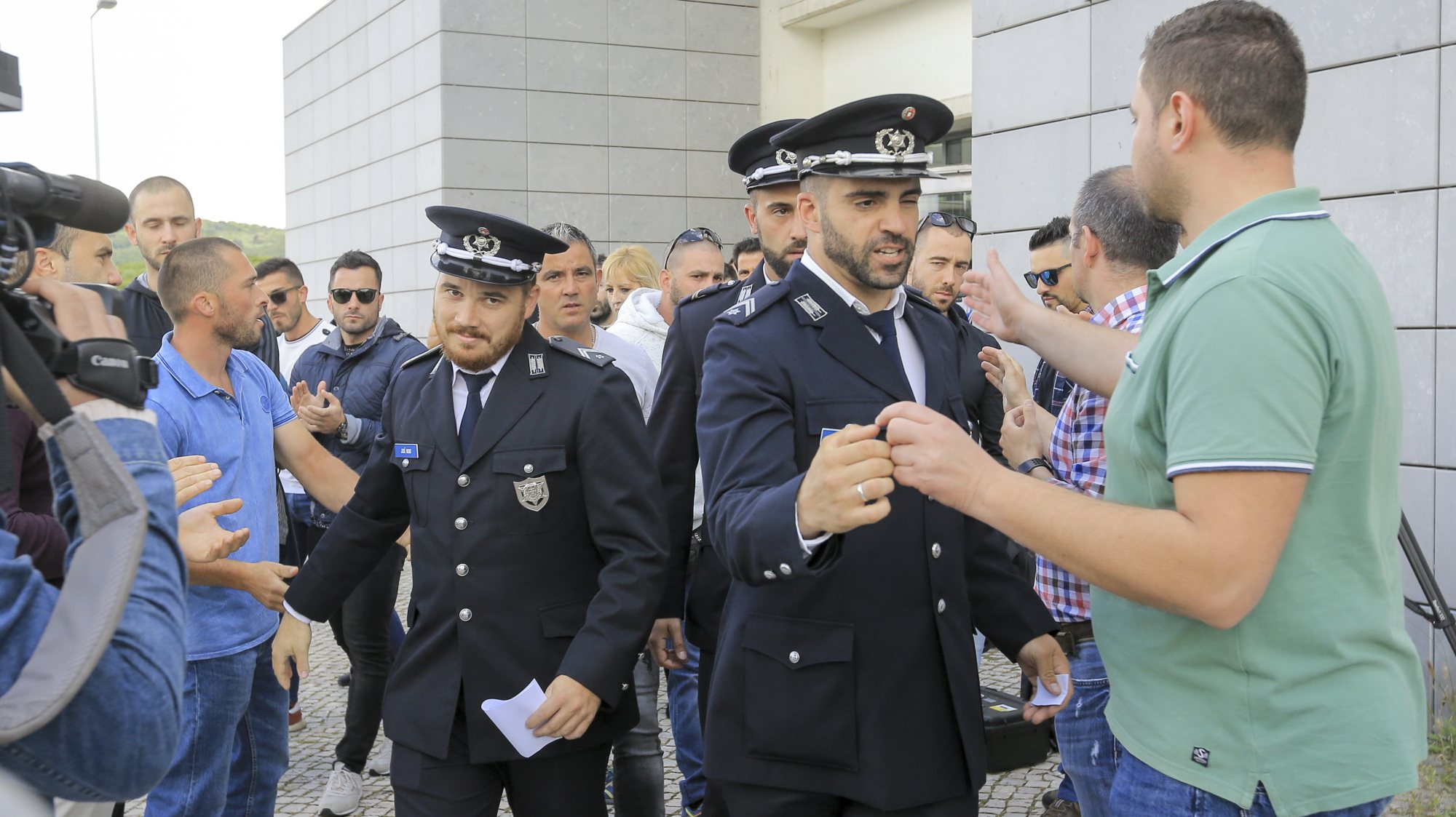Agentes da esquadra de Alfragide à saída do tribunal de Sintra, em maio de 2019