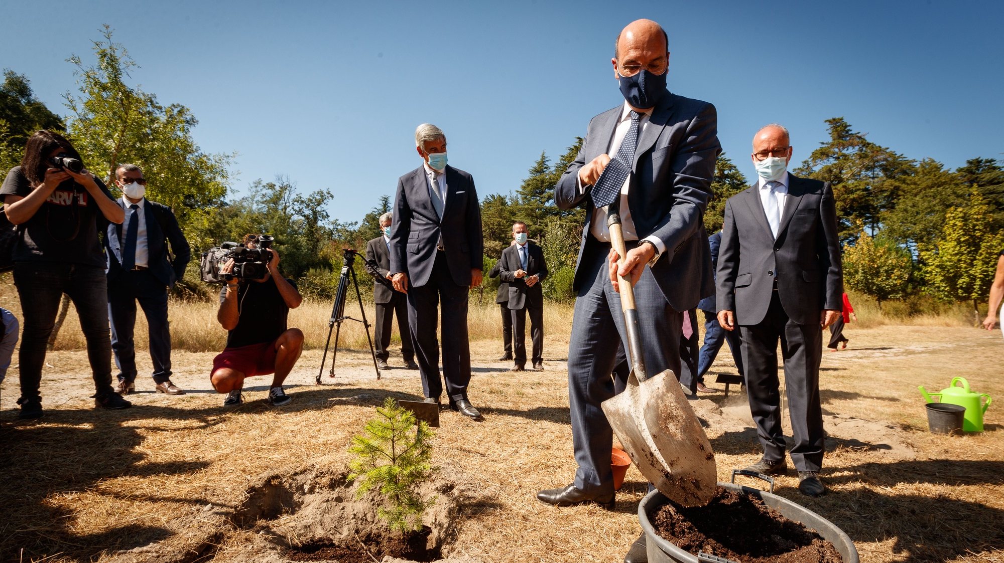 O ministro de Estado, da Economia e da Transição Digital, Pedro Siza Vieira (2-D), planta uma árvore no Parque de Pedras Salgadas, após a visita ao Centro de Produção de Pedras Salgadas, em Vila Pouca de Aguiar, 28 de julho de 2021. PEDRO SARMENTO COSTA/LUSA