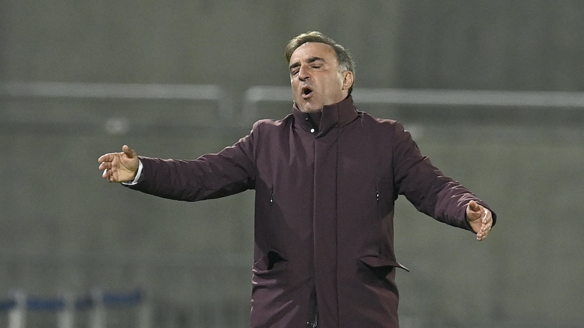 epa09536661 Braga&#039;s head coach Carlos Carvalhal reacts during the UEFA Europa League group stage soccer match between Ludogorets Razgrad and Sporting Braga in Razgrad, Bulgaria, 21 October 2021.  EPA/Vassil Donev
