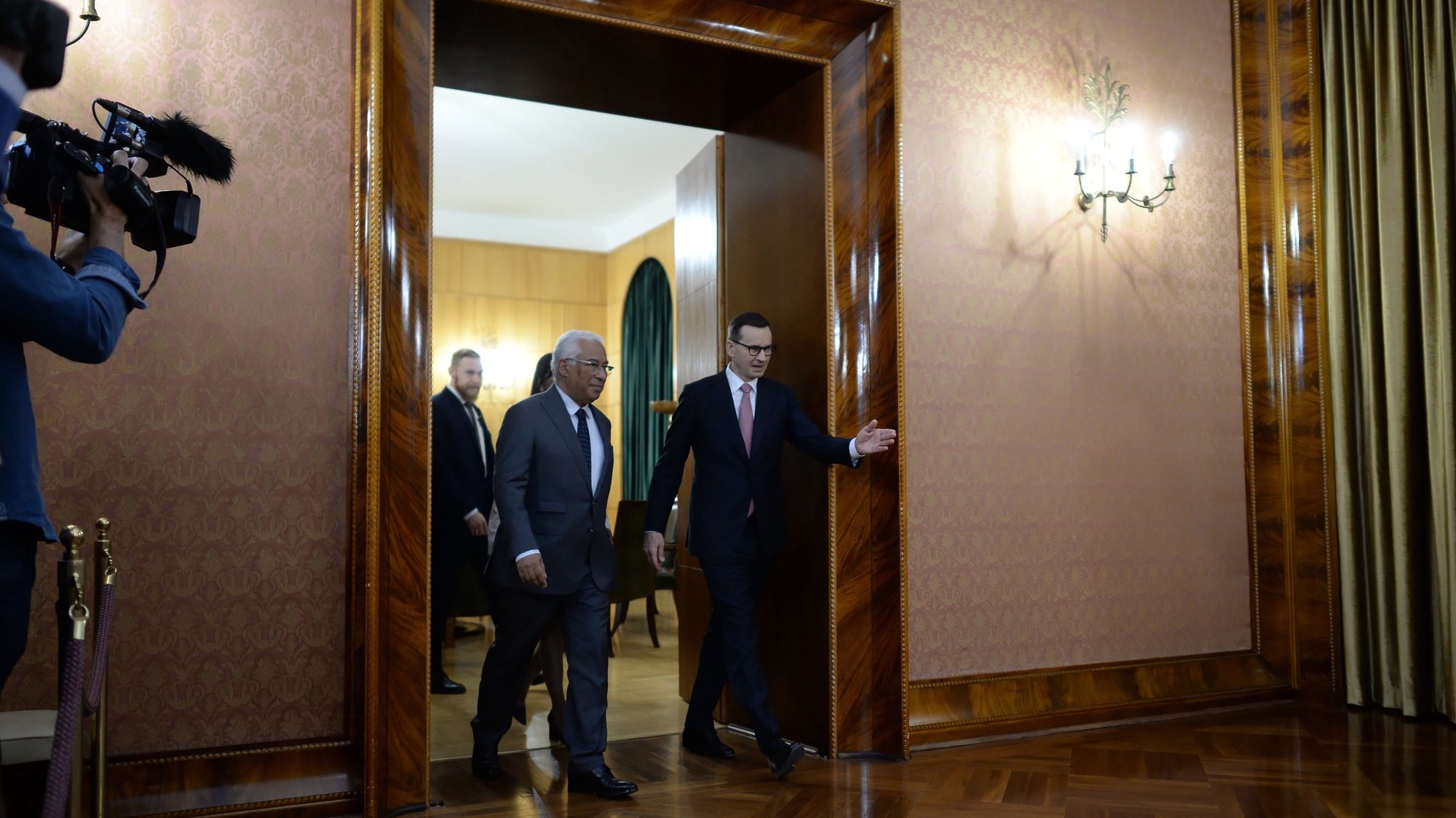 epa09959640 Polish Prime Minister Mateusz Morawiecki (C-R) welcomes Portuguese Prime Minister Antonio Costa (C-L) prior to their meeting at the Chancellery of the Prime Minister in Warsaw, Poland, 20 May 2022.  EPA/Marcin Obara POLAND OUT