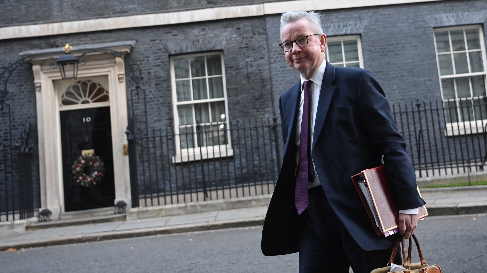 epa08854284 Britain&#039;s Chancellor of the Duchy of Lancaster Michael Gove arrives to attend a cabinet meeting in London, Britain 01 December 2020. A second UK national lockdown is due to on 02 December 2020.  EPA/NEIL HALL