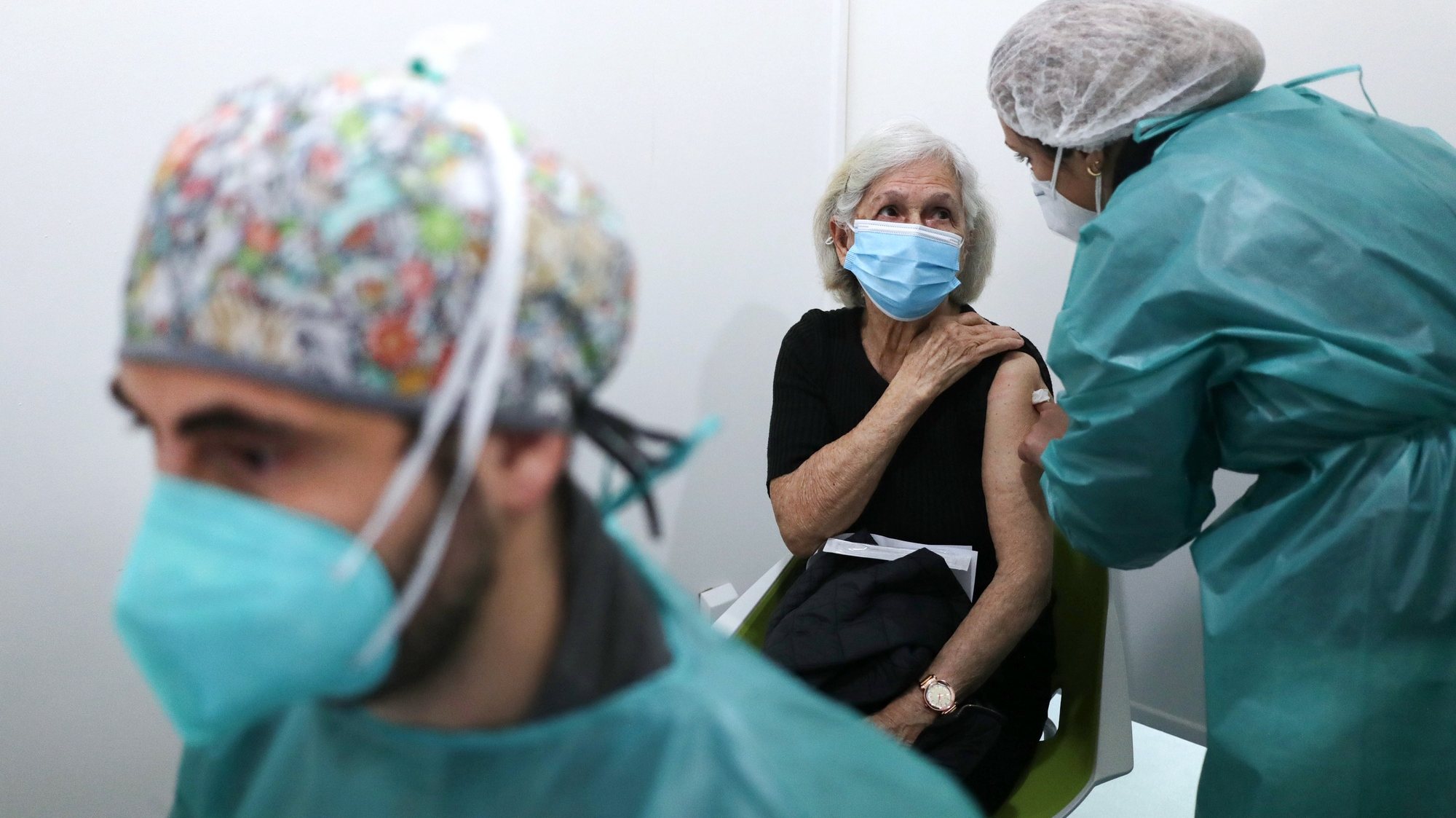 Uma idosa é vacinada no Centro de Vacinação Covid-19 da Maia, na junta da freguesia do Castêlo da Maia, Gemunde, 23 de fevereiro de 2021. ESTELA SILVA/LUSA