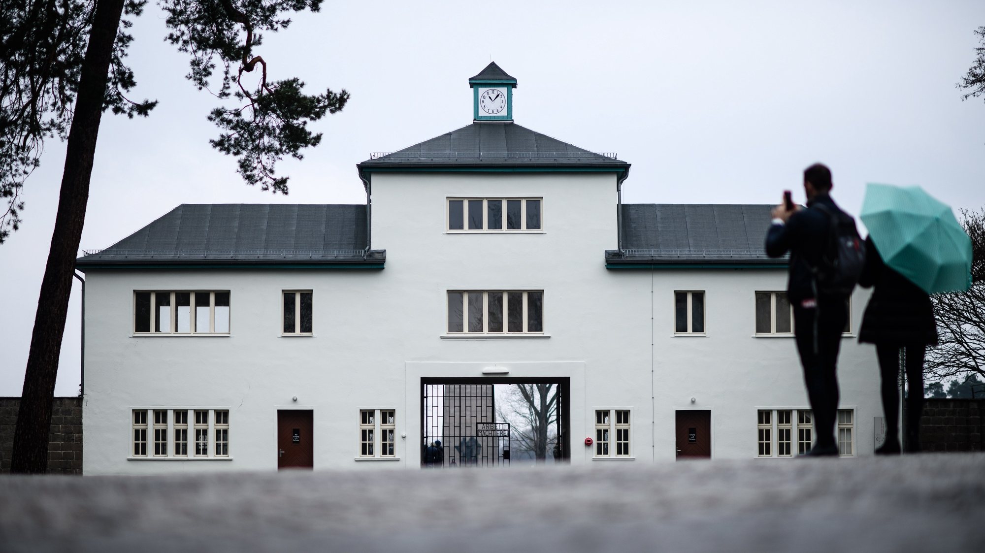 epa07505917 Visitors take a photo in front of the former entrance with the reading &#039;Arbeit macht frei&#039; (work sets you free) at the former concentration camp Sachsenhausen in Oranienburg near Berlin, Germany, 14 April 2019. Today Sachsenhausen commemorates the 74th day of its liberation from the Nazis.  EPA/CLEMENS BILAN
