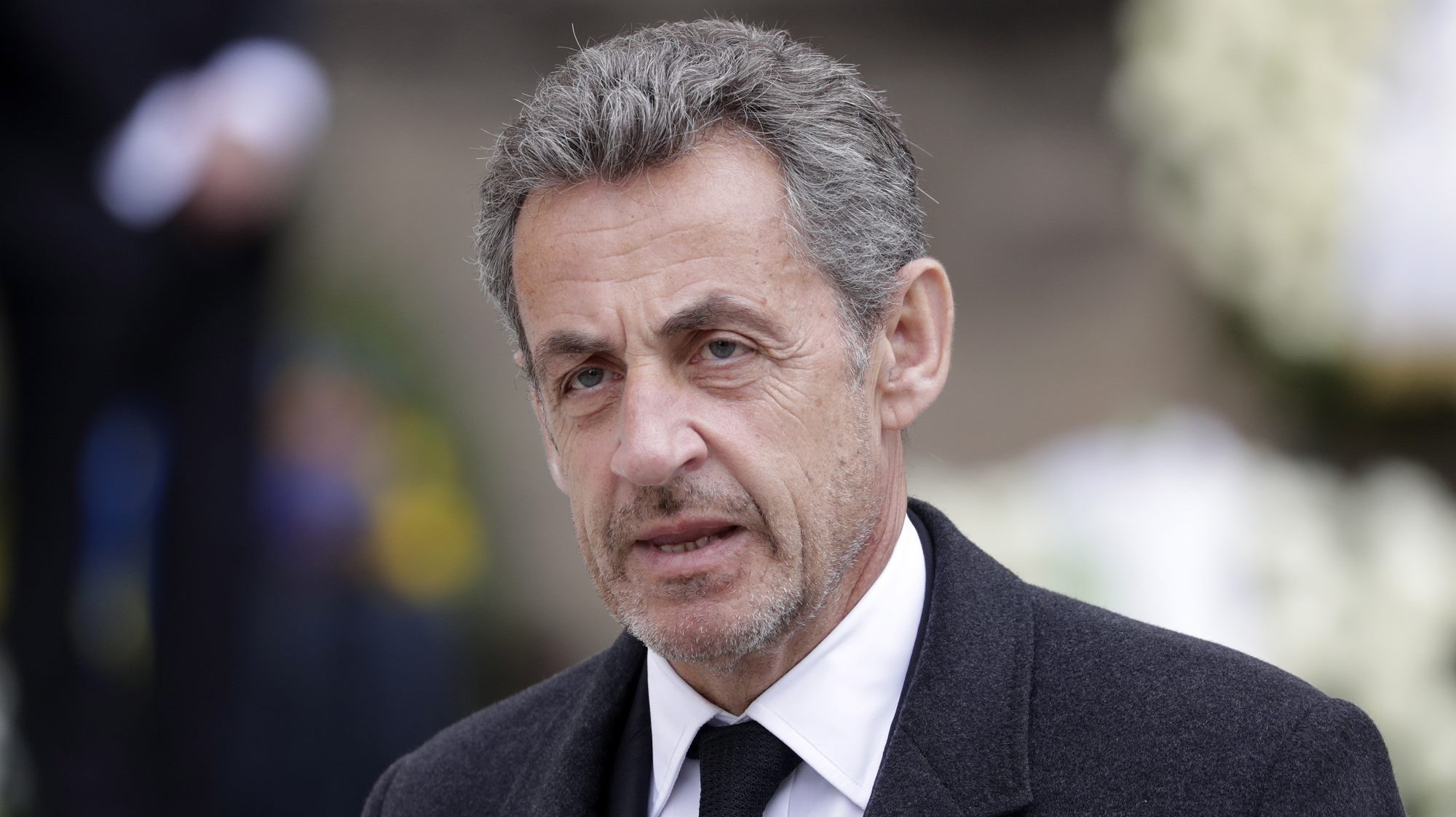 Sarkozy, que vai recorrer da decisão, pode cumprir a sentença em prisão domiciliária, com pulseira eletrónica