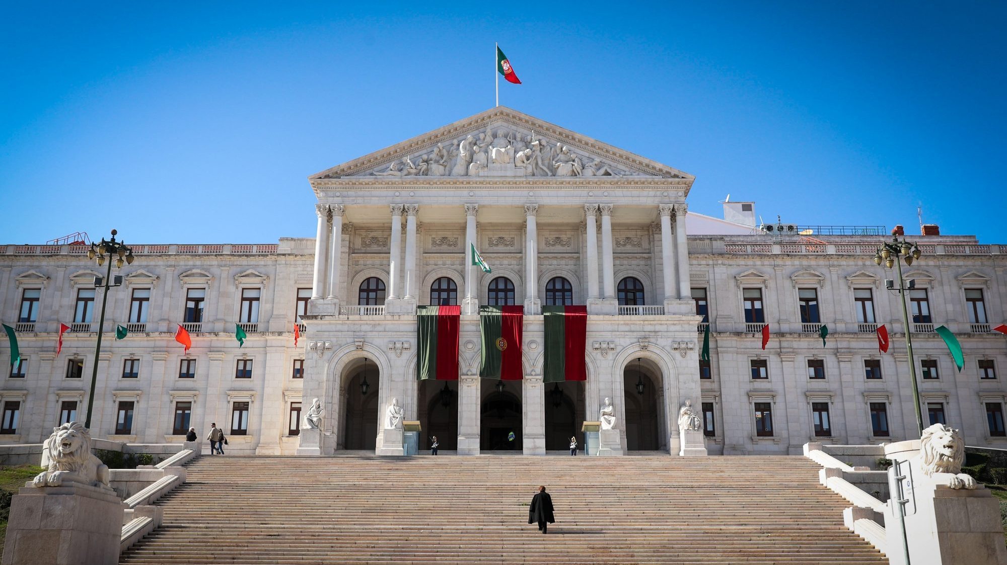 As notícias a que se refere o Parlamento português dizem respeito a dois eventos separados