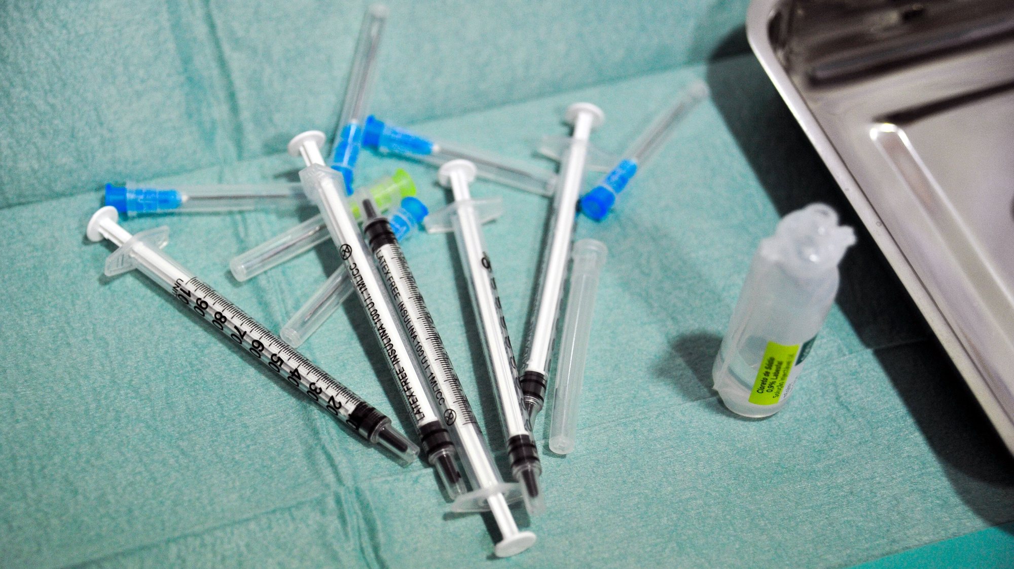 Início da vacinação dos profissionais da saúde do Centro da Saúde do Oeste com a vacina da Pfizer-BioNTech contra a covid-19, na unidade do Centro de Saúde das Caldas da Rainha, 29 de dezembro de 2020. CARLOS BARROSO/LUSA